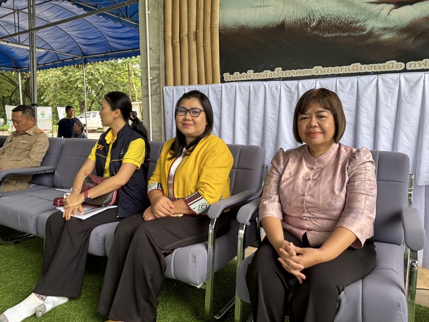 พช.ขอนแก่น : ลงพื้นที่ร่วมกับสถาบันบริหารจัดการธนาคารที่ดิน (องค์การมหาชน) ร่วมพิธีเปิดกิจกรรมฝึกอบรมปรัชญาเศรษฐกิจพอเพียงเพื่อการพัฒนาพื้นที่เกษตรอย่างยั่งยืน ครั้งที่ 1โดยมี พล.ต.อ. เฉลิมเกียรติ ศรีวรขาน ประธานกรรมการ บจธ.
