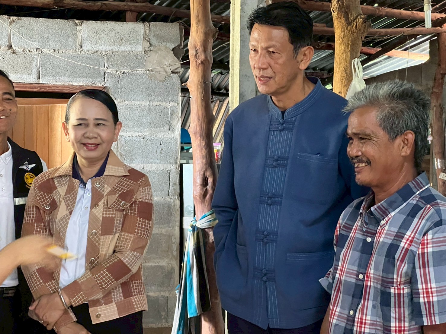 พช.ขอนแก่น : รอง ผู้ว่าฯ ขอนแก่น นำทีม ศจพ.จ. ลงพื้นที่ติดตามการแก้ไขปัญหาความยากจนและเยี่ยมให้กำลังใจครัวเรือนตกเกณฑ์ในมิติต่าง ๆ ในระดับพื้นที่อำเภอภูเวียงและอำเภอเวียงเก่า