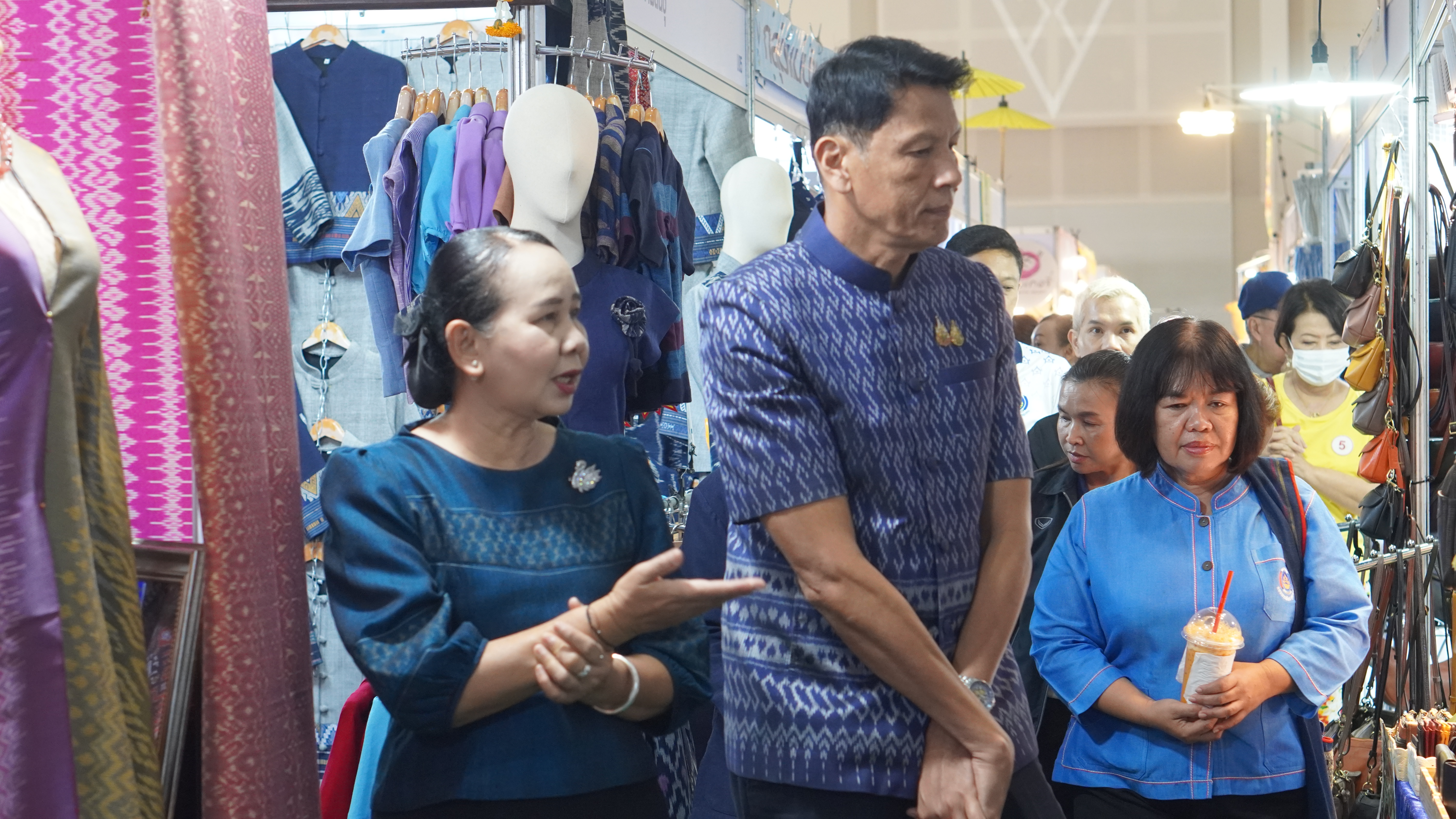 พช.ขอนแก่น : รองผู้ว่าฯขอนแก่น (นายประจวบ รักแพทย์) เยี่ยมชมงานมหกรรมแสดงและจำหน่ายสินค้า “ของดีชายแดนใต้ OTOP ทั่วไทย รวมใจสู่เมืองหมอแคน” ประจำปี 2568 ณ ศูนย์การประชุมนานาชาติไคซ์ ขอนแก่น