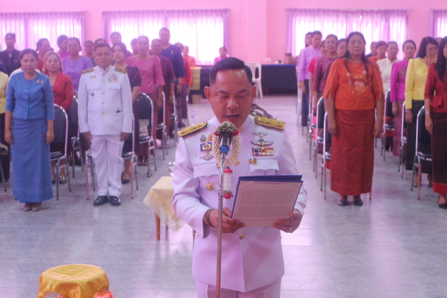 พช.ขอนแก่น : อำเภอน้ำพอง จัดพิธีมอบลายผ้าพระราชทาน “ลายสิริราชพัสตราภรณ์”