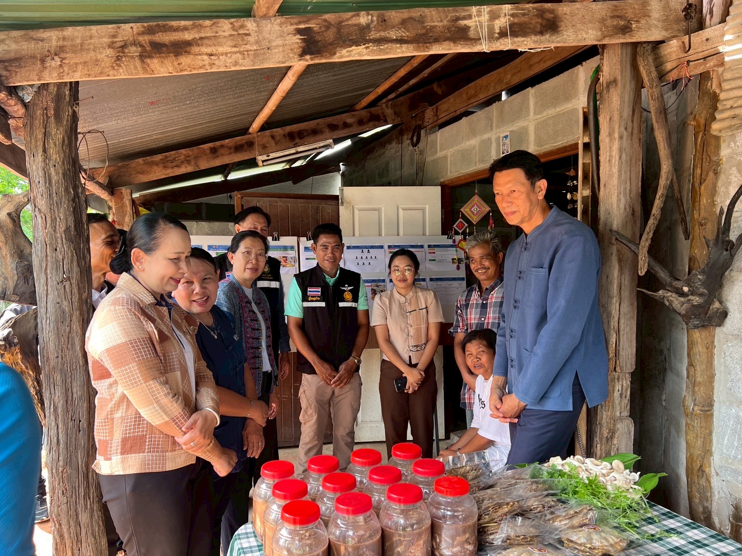 พช.ขอนแก่น : รอง ผู้ว่าฯ ขอนแก่น นำทีม ศจพ.จ. ลงพื้นที่ติดตามการแก้ไขปัญหาความยากจนและเยี่ยมให้กำลังใจครัวเรือนตกเกณฑ์ในมิติต่าง ๆ ในระดับพื้นที่อำเภอภูเวียงและอำเภอเวียงเก่า