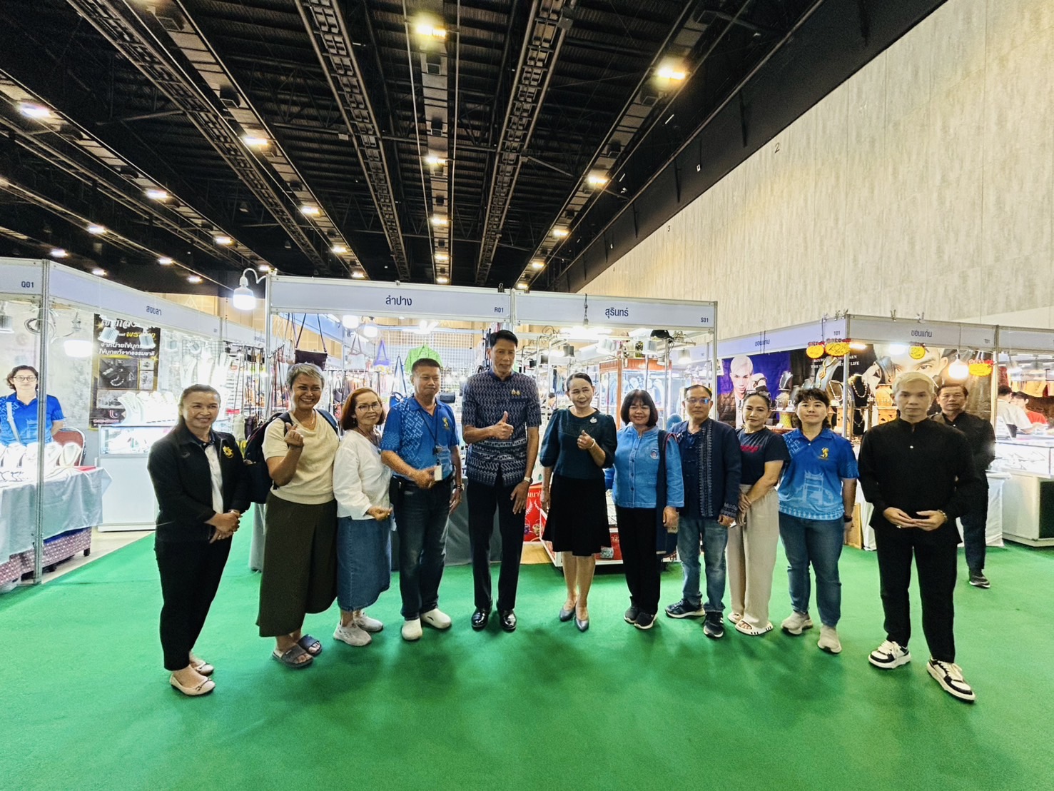 พช.ขอนแก่น : รองผู้ว่าฯขอนแก่น (นายประจวบ รักแพทย์) เยี่ยมชมงานมหกรรมแสดงและจำหน่ายสินค้า “ของดีชายแดนใต้ OTOP ทั่วไทย รวมใจสู่เมืองหมอแคน” ประจำปี 2568 ณ ศูนย์การประชุมนานาชาติไคซ์ ขอนแก่น