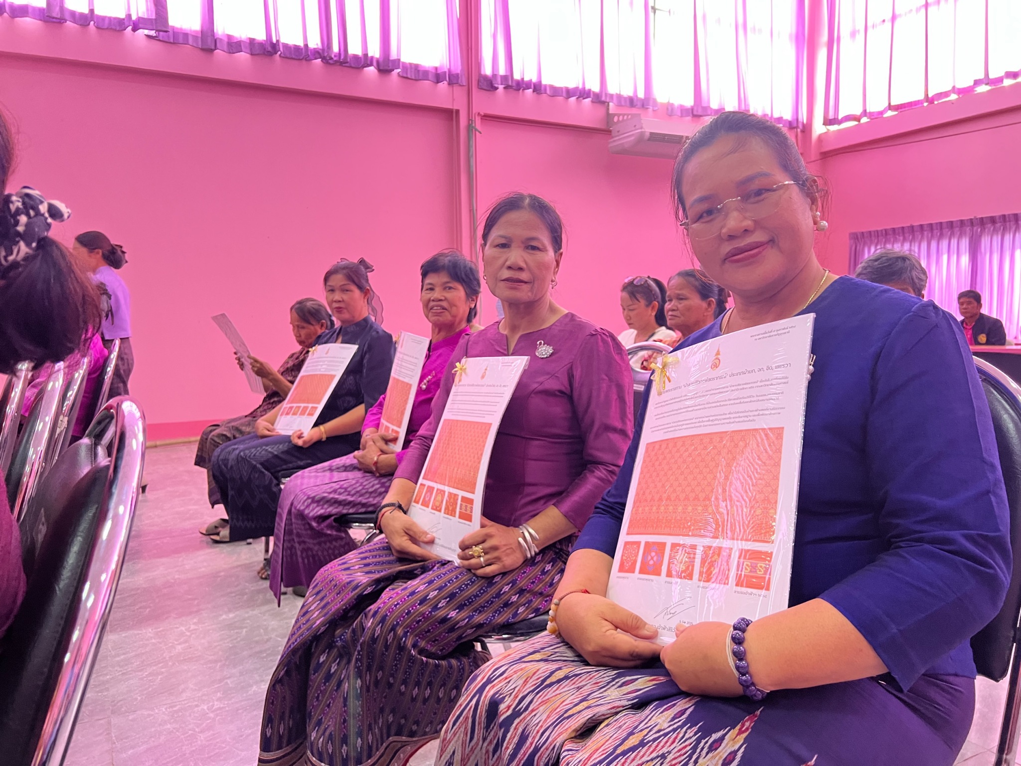 พช.ขอนแก่น : อำเภอน้ำพอง จัดพิธีมอบลายผ้าพระราชทาน “ลายสิริราชพัสตราภรณ์”