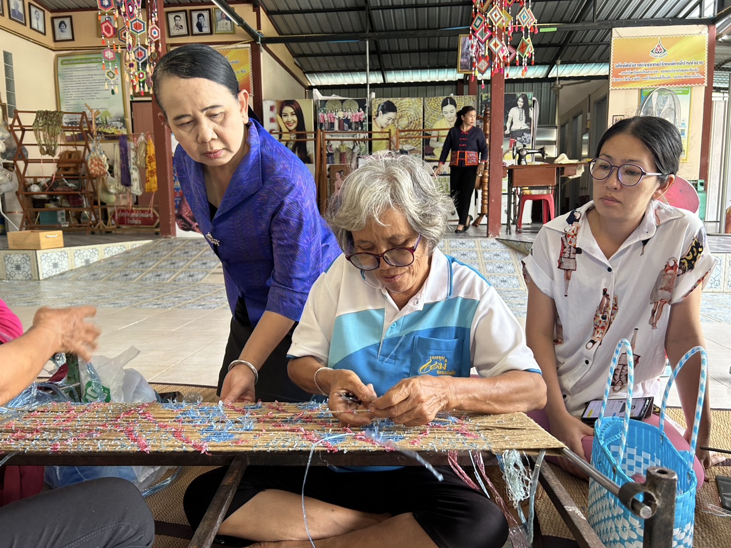 พช.ขอนแก่น : ร่วมเป็นเกียรติและให้กำลังใจกลุ่มทอผ้า ที่เข้าร่วมอบรมโครงการพัฒนาทักษะแรงงานรองรับนโยบาย Soft Power รุ่นที่3 ณ บ้านหัวฝาย หมู่ที่ 2 ตำบลปอแดง อำเภอชนบท จังหวัดขอนแก่น