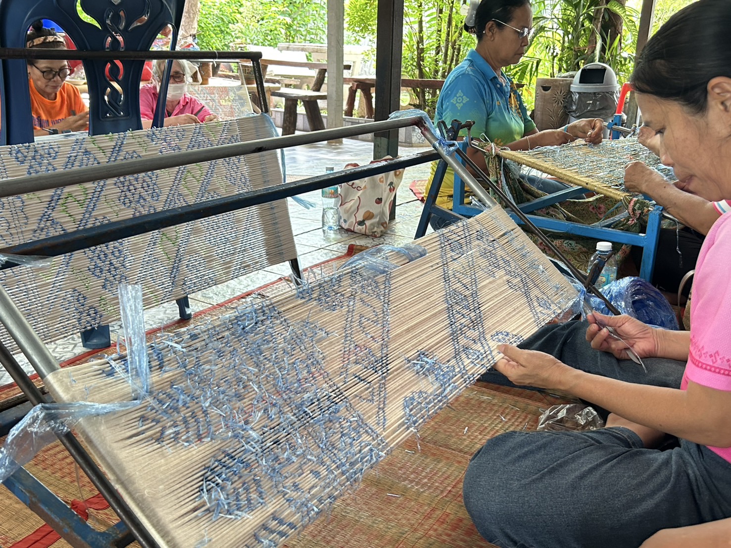 พช.ขอนแก่น : ร่วมเป็นเกียรติและให้กำลังใจกลุ่มทอผ้า ที่เข้าร่วมอบรมโครงการพัฒนาทักษะแรงงานรองรับนโยบาย Soft Power รุ่นที่3 ณ บ้านหัวฝาย หมู่ที่ 2 ตำบลปอแดง อำเภอชนบท จังหวัดขอนแก่น
