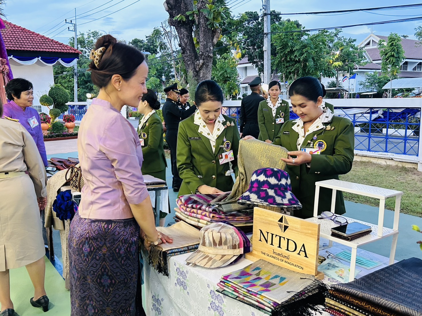 พช.ขอนแก่น : ร่วมจัดแสดงผลิตภัณฑ์ผ้าไหม หนึ่งตำบล หนึ่งผลิตภัณฑ์ (OTOP) ในการรับเสด็จ สมเด็จพระกนิษฐาธิราชเจ้า กรมสมเด็จพระเทพรัตนราชสุดาฯ สยามบรมราชกุมารี ณ สำนักชลประทานที่ 6