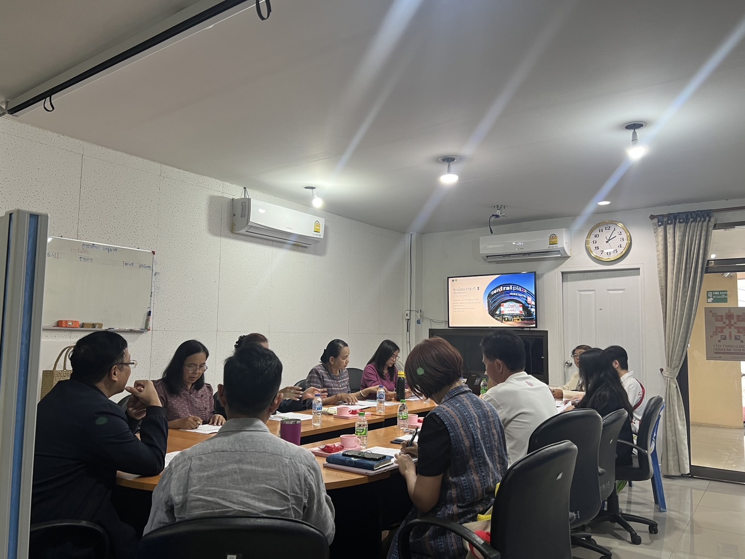 พช.ขอนแก่น : ร่วมประชุมคณะกรรมการพิจารณาคัดเลือกผู้ประกอบการเข้าร่วมกิจกรรมจัดงานแสดงและจำหน่ายสินค้า ณ จังหวัดนนทบุรี