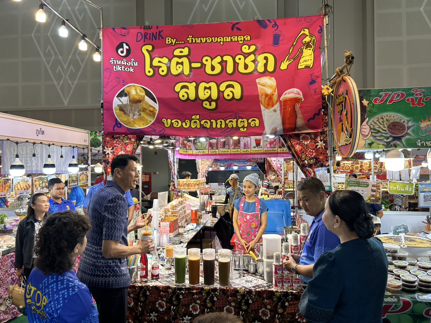 พช.ขอนแก่น : รองผู้ว่าฯขอนแก่น (นายประจวบ รักแพทย์) เยี่ยมชมงานมหกรรมแสดงและจำหน่ายสินค้า “ของดีชายแดนใต้ OTOP ทั่วไทย รวมใจสู่เมืองหมอแคน” ประจำปี 2568 ณ ศูนย์การประชุมนานาชาติไคซ์ ขอนแก่น