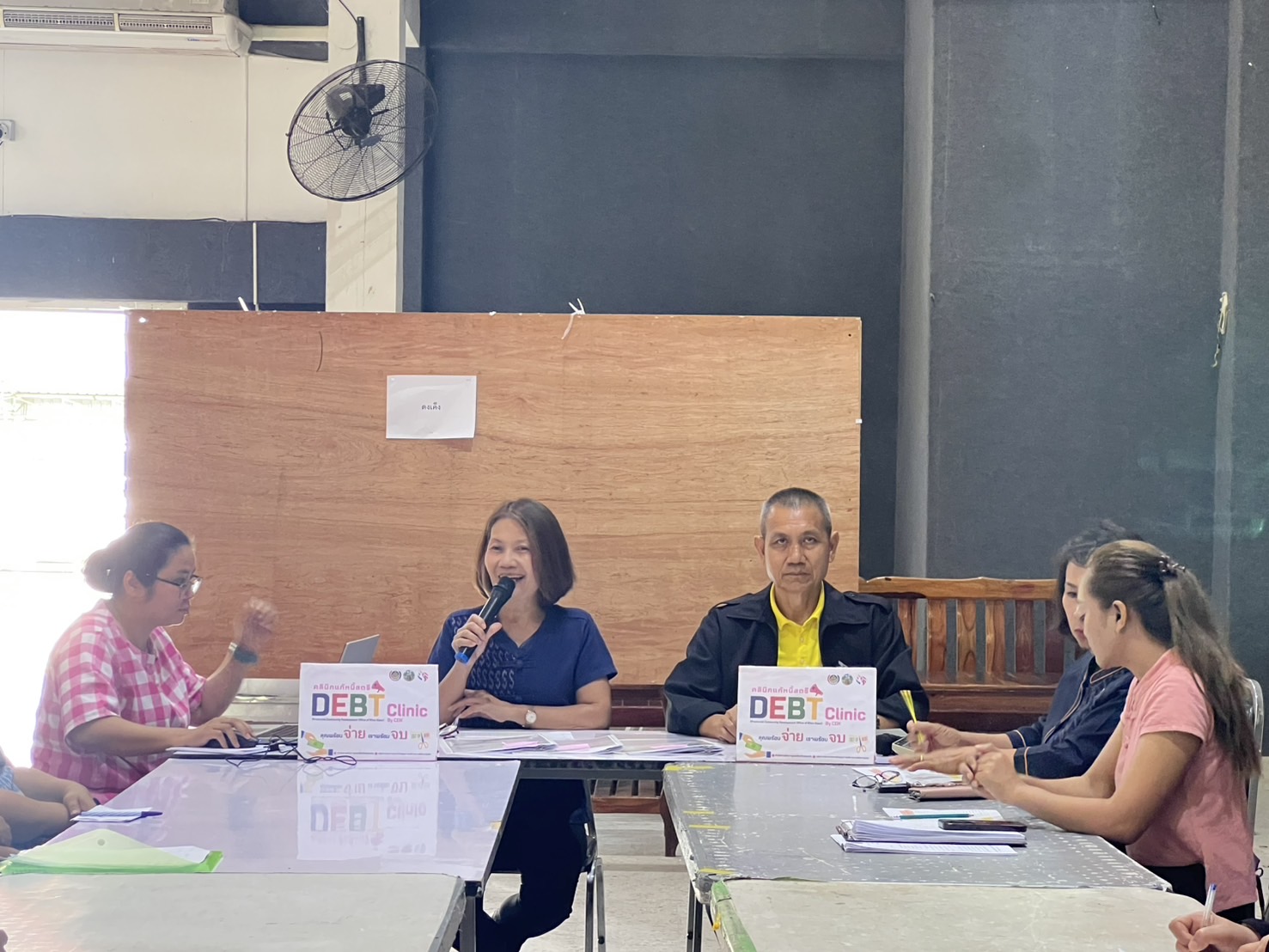 พช.ขอนแก่น : ลงพื้นที่ติดตามและสนับสนุนการดำเนินงาน การบริหารจัดการหนี้ค้างเกินกำหนดชำระ กองทุนพัฒนาบทบาทสตรี (คลินิกแก้หนี้สตรี คุณพร้อมจ่าย เราพร้อมจบ DEBT Clinic By CDK) ณ พื้นที่อำเภอหนองสองห้อง