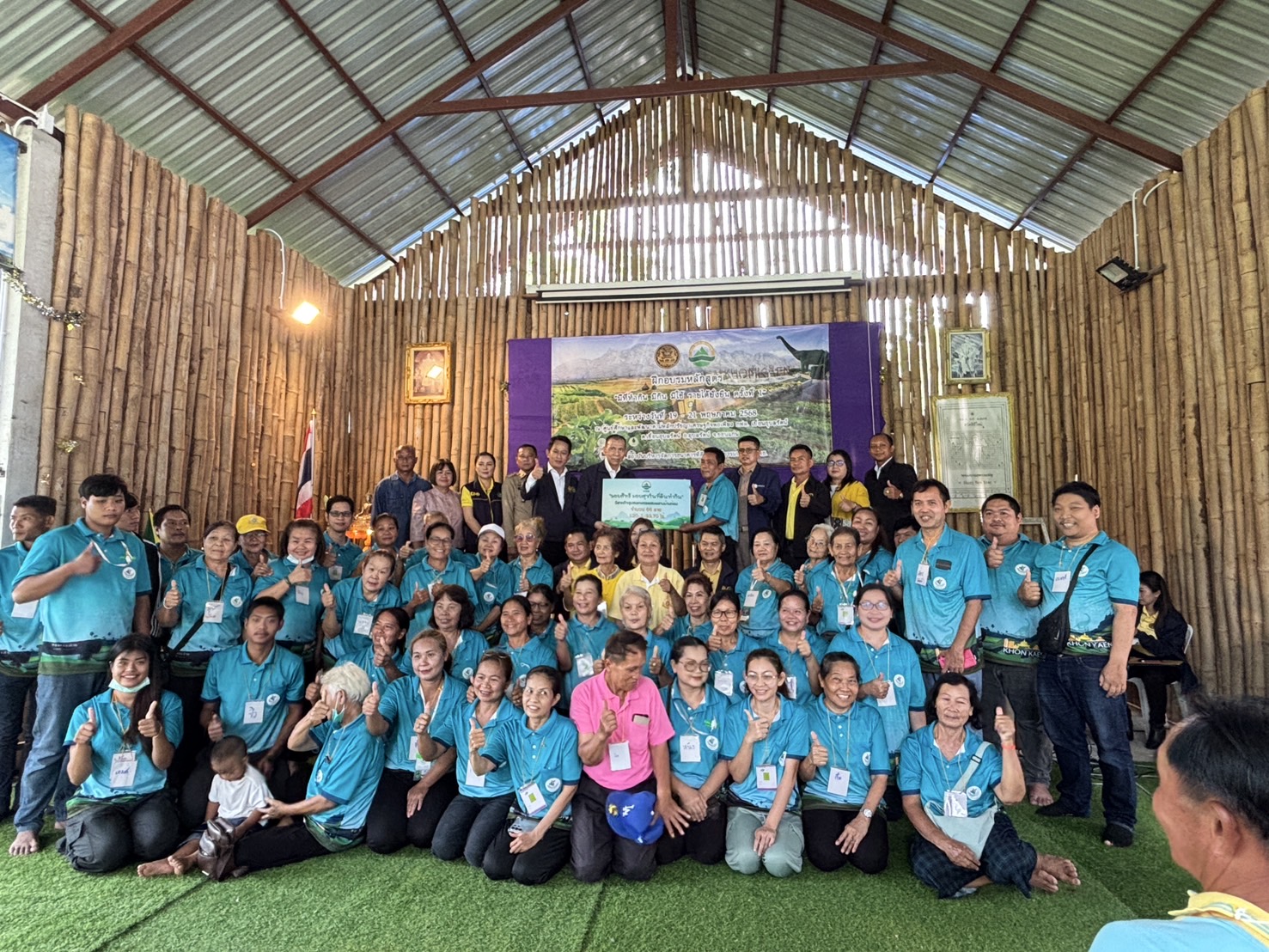 พช.ขอนแก่น : ลงพื้นที่ร่วมกับสถาบันบริหารจัดการธนาคารที่ดิน (องค์การมหาชน) ร่วมพิธีเปิดกิจกรรมฝึกอบรมปรัชญาเศรษฐกิจพอเพียงเพื่อการพัฒนาพื้นที่เกษตรอย่างยั่งยืน ครั้งที่ 1โดยมี พล.ต.อ. เฉลิมเกียรติ ศรีวรขาน ประธานกรรมการ บจธ.