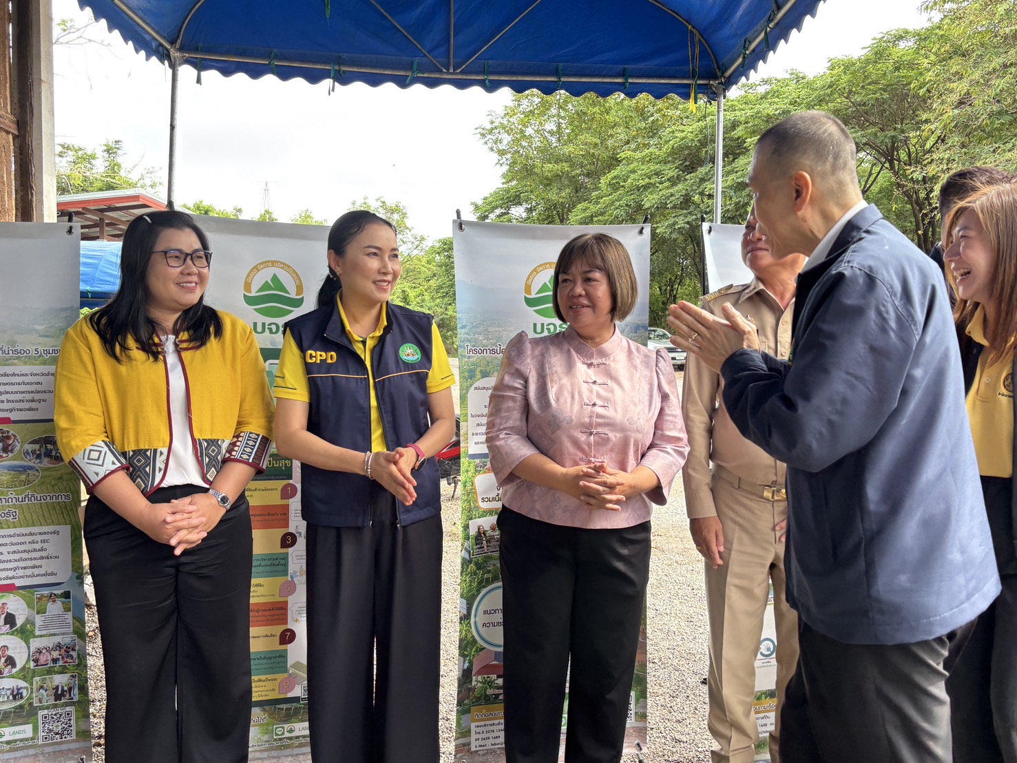 พช.ขอนแก่น : ลงพื้นที่ร่วมกับสถาบันบริหารจัดการธนาคารที่ดิน (องค์การมหาชน) ร่วมพิธีเปิดกิจกรรมฝึกอบรมปรัชญาเศรษฐกิจพอเพียงเพื่อการพัฒนาพื้นที่เกษตรอย่างยั่งยืน ครั้งที่ 1โดยมี พล.ต.อ. เฉลิมเกียรติ ศรีวรขาน ประธานกรรมการ บจธ.