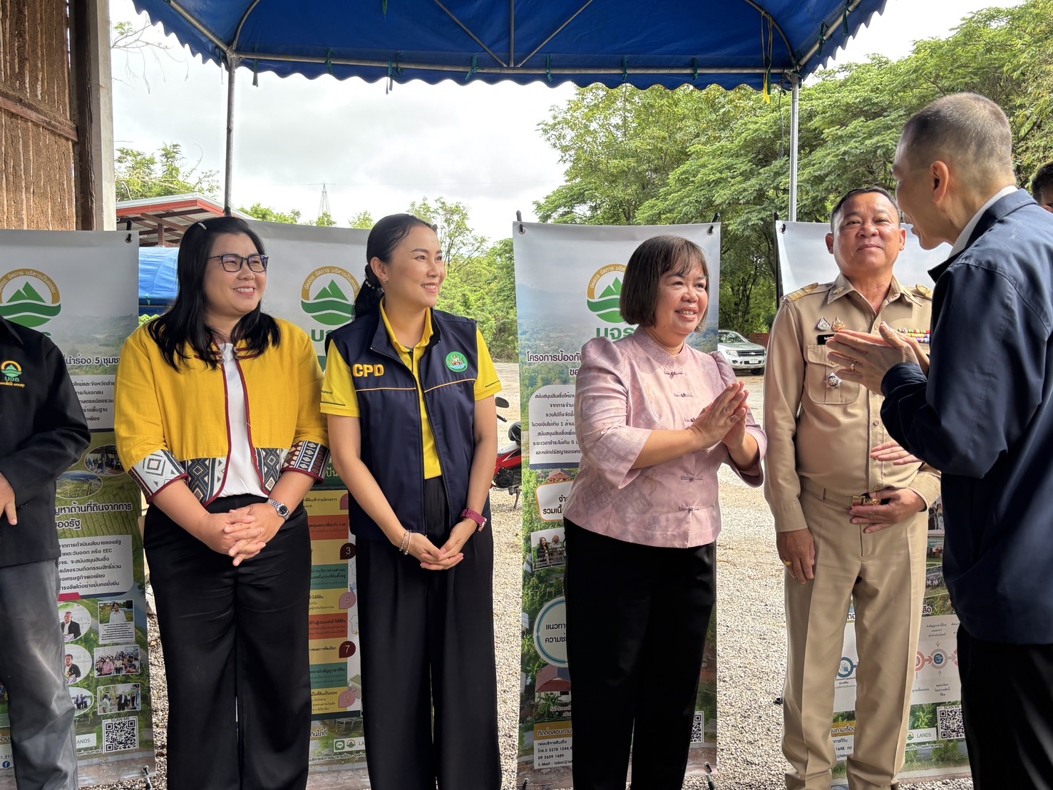 พช.ขอนแก่น : ลงพื้นที่ร่วมกับสถาบันบริหารจัดการธนาคารที่ดิน (องค์การมหาชน) ร่วมพิธีเปิดกิจกรรมฝึกอบรมปรัชญาเศรษฐกิจพอเพียงเพื่อการพัฒนาพื้นที่เกษตรอย่างยั่งยืน ครั้งที่ 1โดยมี พล.ต.อ. เฉลิมเกียรติ ศรีวรขาน ประธานกรรมการ บจธ.