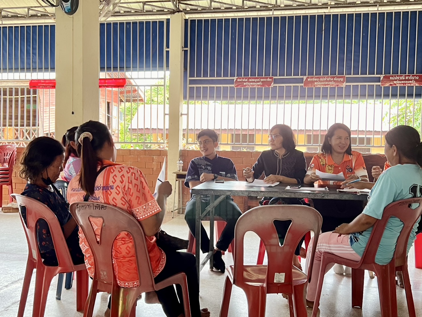 พช.ขอนแก่น : ลงพื้นที่ติดตามและสนับสนุนการดำเนินงาน การบริหารจัดการหนี้ค้างเกินกำหนดชำระ กองทุนพัฒนาบทบาทสตรี (คลินิกแก้หนี้สตรี คุณพร้อมจ่าย เราพร้อมจบ DEBT Clinic By CDK) ณ ศาลาวัดตลาดโพธิ์ศรี บ้านห้วยหว้า ตำบลโนนฆ้อง อำเภอบ้านฝาง