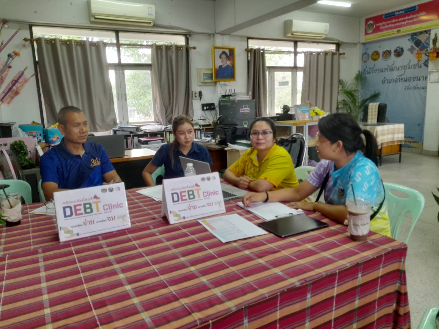 พช.ขอนแก่น : ลงพื้นที่ติดตามและสนับสนุนการดำเนินงาน การบริหารจัดการหนี้ค้างเกินกำหนดชำระ กองทุนพัฒนาบทบาทสตรี (คลินิกแก้หนี้สตรี คุณพร้อมจ่าย เราพร้อมจบ DEBT Clinic By CDK) ณ พื้นที่อำเภอหนองนาคำ และอำเภอเวียงเก่า