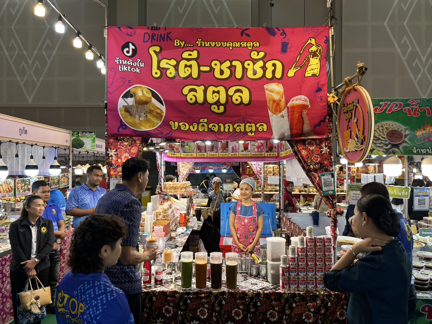 พช.ขอนแก่น : รองผู้ว่าฯขอนแก่น (นายประจวบ รักแพทย์) เยี่ยมชมงานมหกรรมแสดงและจำหน่ายสินค้า “ของดีชายแดนใต้ OTOP ทั่วไทย รวมใจสู่เมืองหมอแคน” ประจำปี 2568 ณ ศูนย์การประชุมนานาชาติไคซ์ ขอนแก่น
