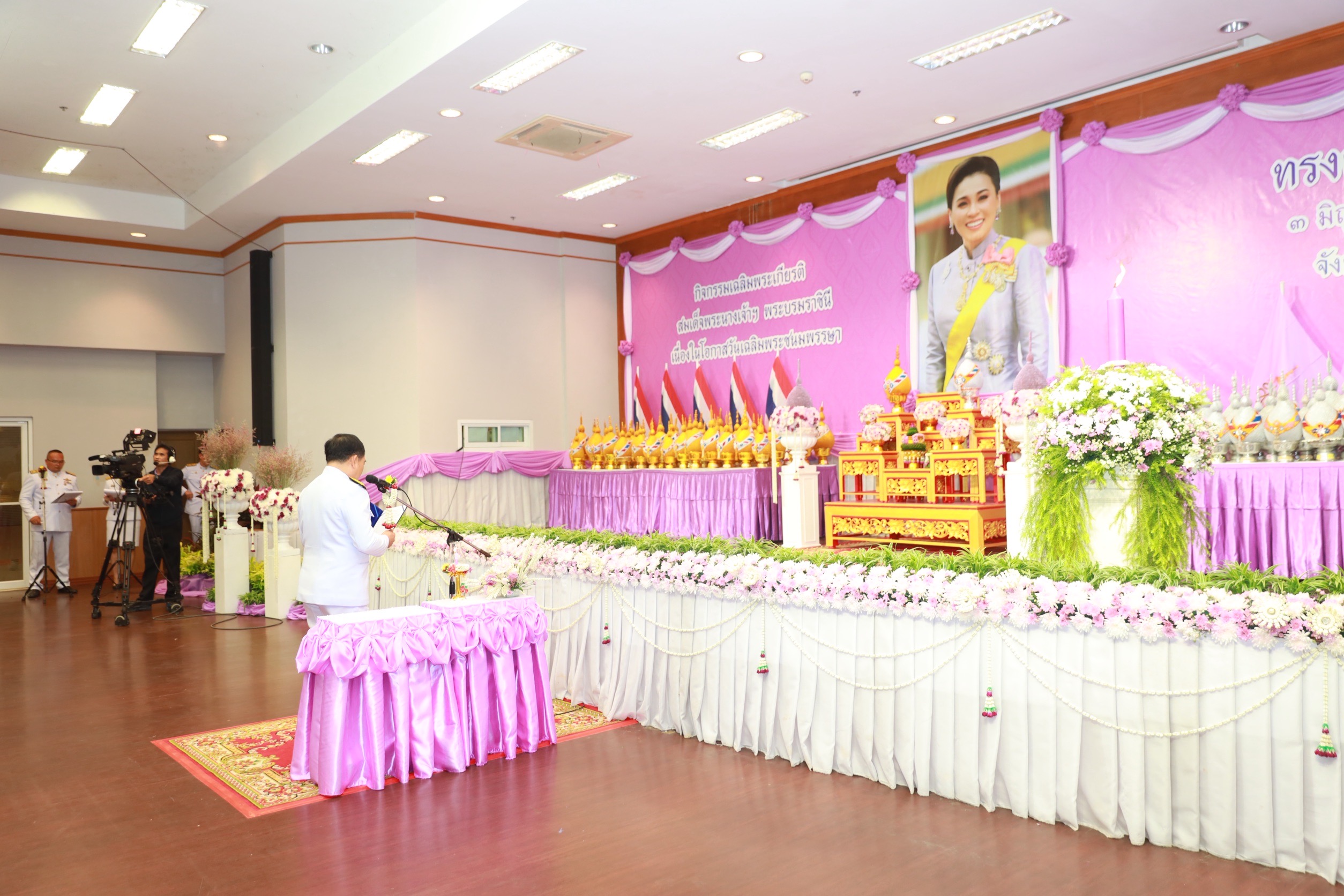 จังหวัดขอนแก่น : จัดพิธีถวายเครื่องราชสักการะและวางพานพุ่ม ถวายพระพรชัยมงคล เนื่องในวันเฉลิมพระชนมพรรษา สมเด็จพระนางเจ้าฯ พระบรมราชินี