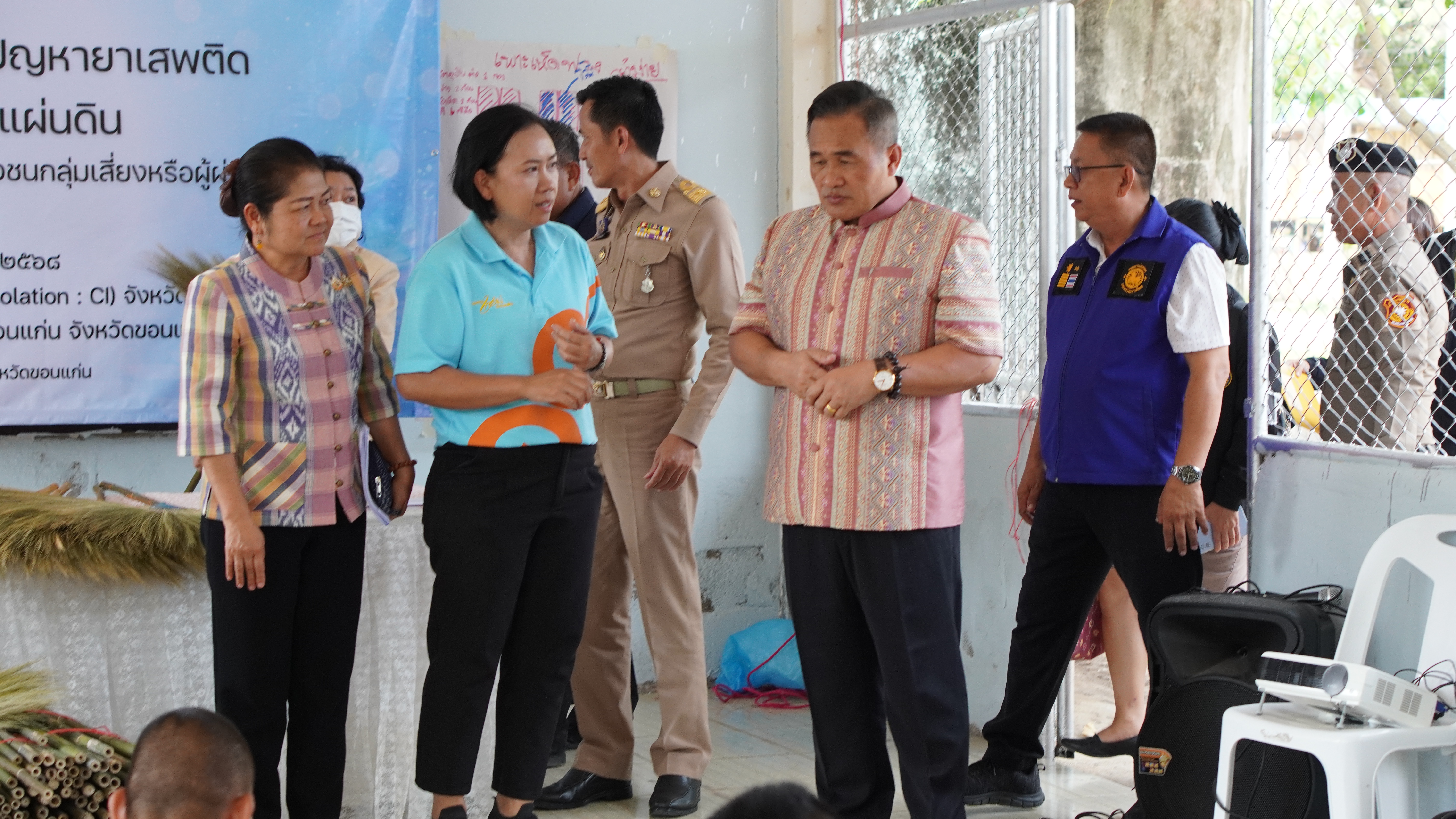 พช.ขอนแก่น : ผู้ตรวจราชการกระทรวงมหาดไทย (นายศรัณย์ศักด์ ศรีเครือเนตร) เข้าเยี่ยมชมและให้กำลังใจ ผู้เข้าร่วมอบรมในโครงการป้องกันและแก้ไขปัญหายาเสพติด โดยกองทุมนแม่ของแผ่นดิน กิจกรรม ส่งเสริมสนับสนุนสัมมาชีพชุมชนแก่เยาวชนกลุ่มเสี่ยงหรือผู้ผ่านการบำบัด (วันที่2) ณ ศูนย์พักคอยผู้ผ่านการบำบัดยาเสพติดอำเภอเมืองขอนแก่น (Community Isolation : CI)