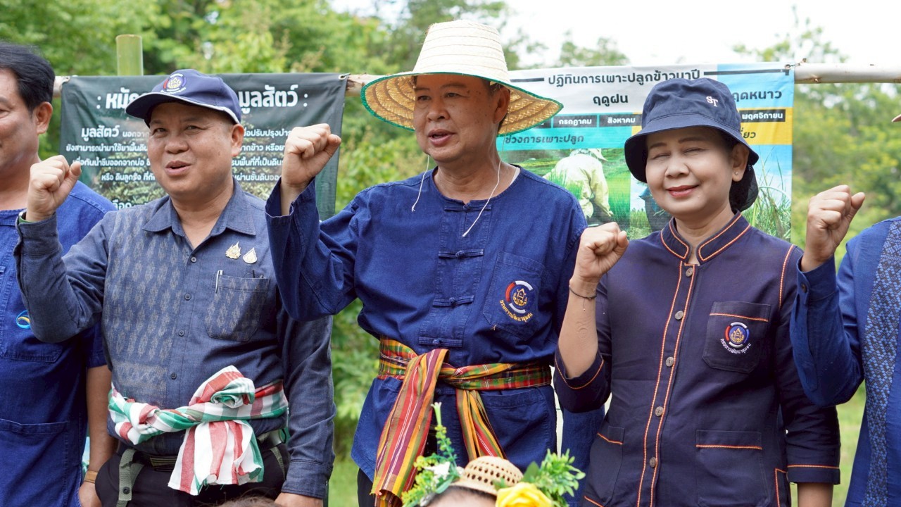 พช.ขอนแก่น : ร่วมกิจกรรม “เอามื้อสามัคคี โคก หนอง นา” รวมพลังสร้างความยั่งยืน ฟื้นฟูผืนดิน ณ ศูนย์เรียนรู้การพัฒนาพื้นที่ต้นแบบ “โคก หนอง นา” ศูนย์ศึกษาและพัฒนาชุมชนอุดรธานี กรมการพัฒนาชุมชน กระทรวงมหาดไทย