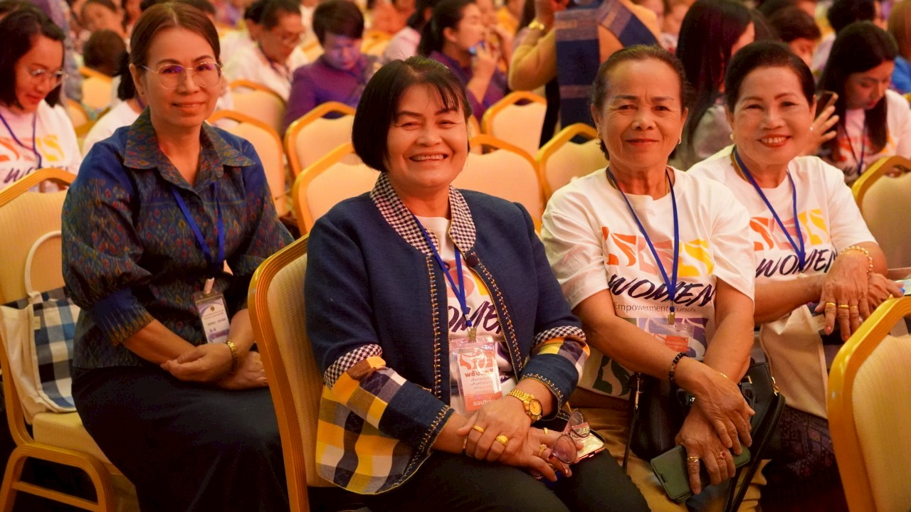 จังหวัดขอนแก่น : ร่วมโครงการพลังสตรีฯ ย้ำสตรีกำลังสำคัญพัฒนาประเทศ จงภูมิใจในตัวเอง – ยืนยันสานต่อกองทุนสตรีพร้อมยกระดับให้แข็งแกร่ง เดินหน้าพลิกโฉมกองทุนฯ ฝึกทักษะสร้างแบรนด์-ออนไลน์-AI ให้สตรี