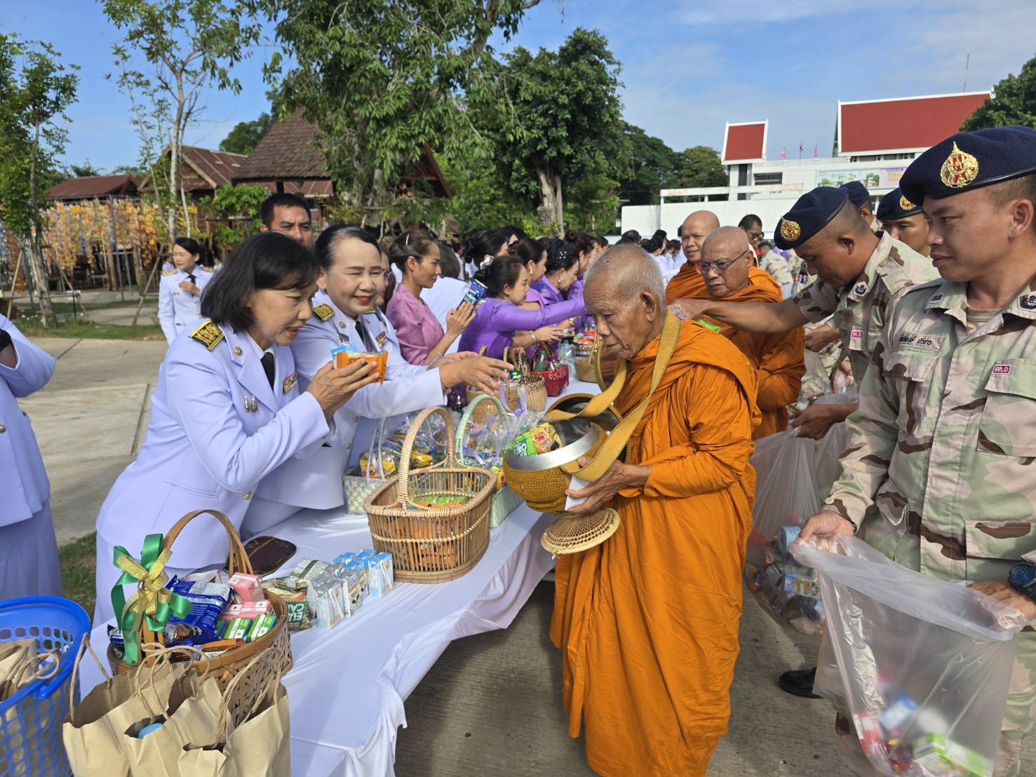 จังหวัดขอนแก่น : จัดพิธีทำบุญตักบาตรถวายพระราชกุศล เนื่องในโอกาสวันเฉลิมพระชนมพรรษา สมเด็จพระนางเจ้า ฯ พระบรมราชินี 3 มิถุนายน 2568