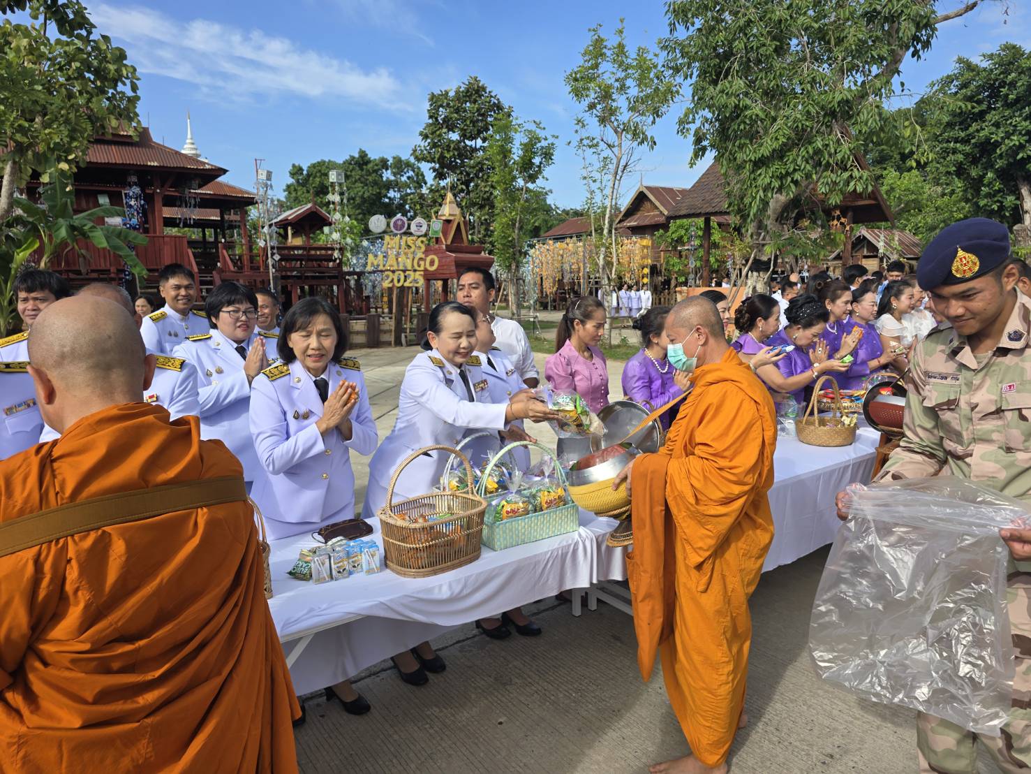 จังหวัดขอนแก่น : จัดพิธีทำบุญตักบาตรถวายพระราชกุศล เนื่องในโอกาสวันเฉลิมพระชนมพรรษา สมเด็จพระนางเจ้า ฯ พระบรมราชินี 3 มิถุนายน 2568