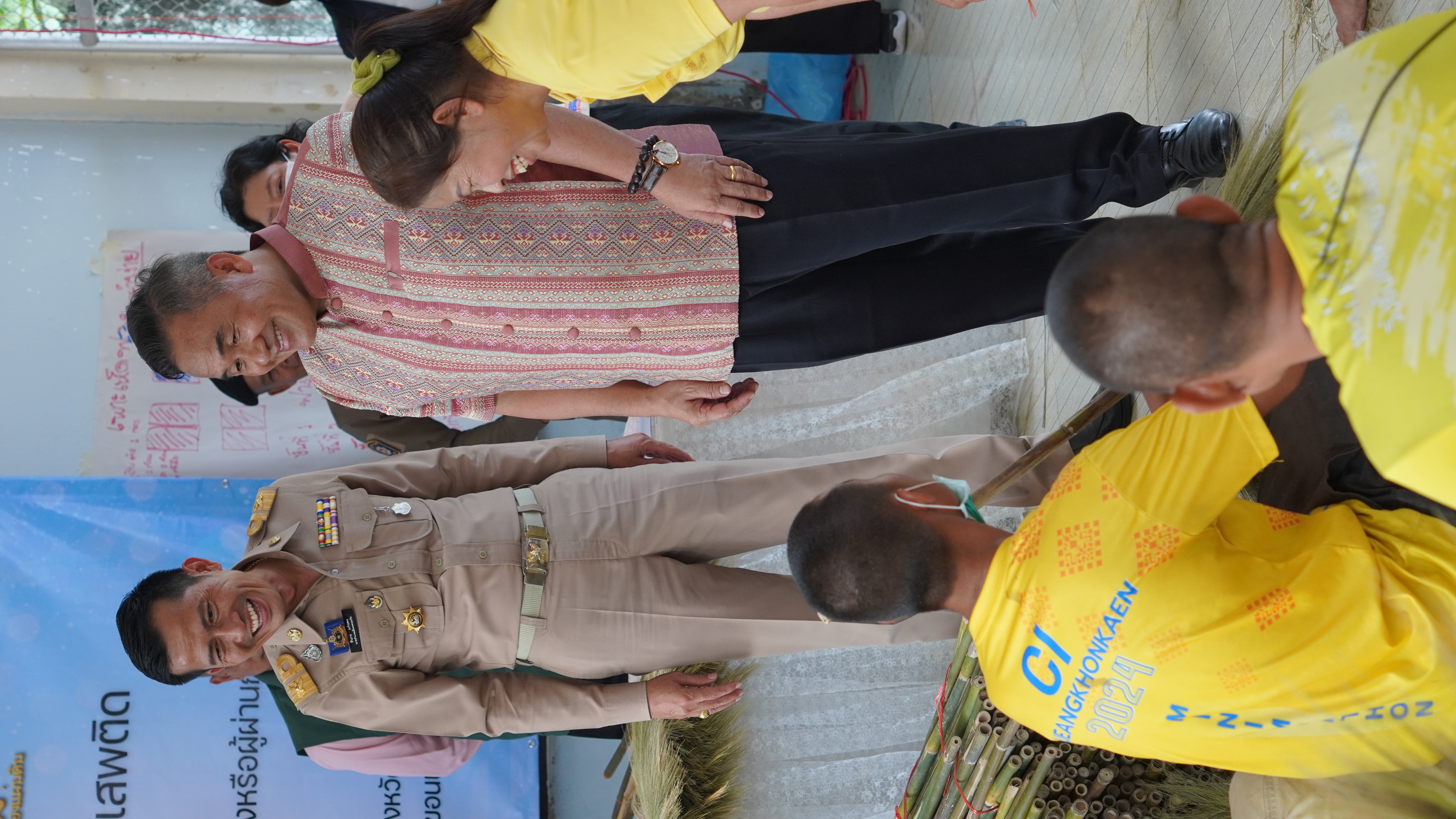 พช.ขอนแก่น : ผู้ตรวจราชการกระทรวงมหาดไทย (นายศรัณย์ศักด์ ศรีเครือเนตร) เข้าเยี่ยมชมและให้กำลังใจ ผู้เข้าร่วมอบรมในโครงการป้องกันและแก้ไขปัญหายาเสพติด โดยกองทุมนแม่ของแผ่นดิน กิจกรรม ส่งเสริมสนับสนุนสัมมาชีพชุมชนแก่เยาวชนกลุ่มเสี่ยงหรือผู้ผ่านการบำบัด (วันที่2) ณ ศูนย์พักคอยผู้ผ่านการบำบัดยาเสพติดอำเภอเมืองขอนแก่น (Community Isolation : CI)