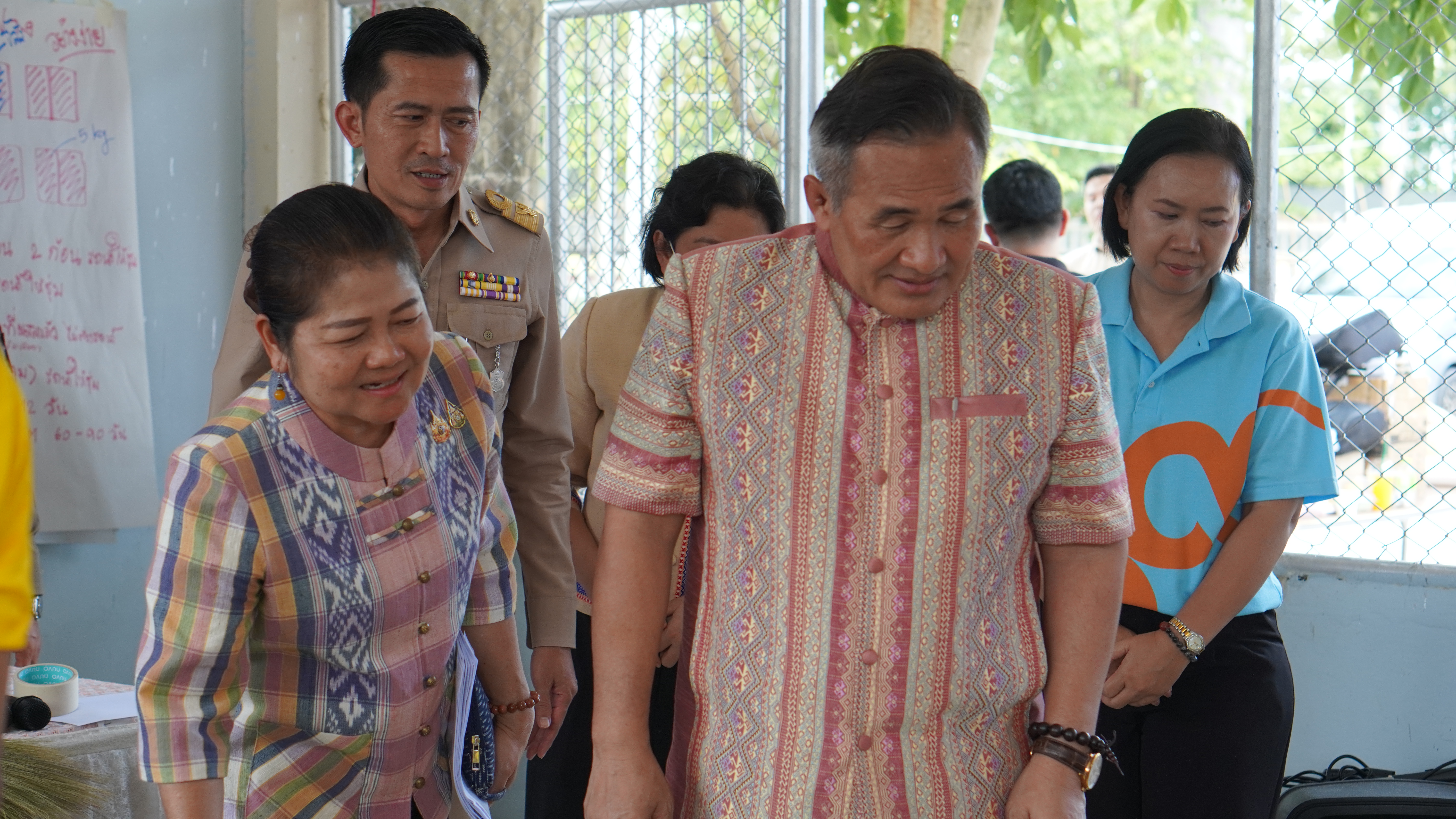 พช.ขอนแก่น : ผู้ตรวจราชการกระทรวงมหาดไทย (นายศรัณย์ศักด์ ศรีเครือเนตร) เข้าเยี่ยมชมและให้กำลังใจ ผู้เข้าร่วมอบรมในโครงการป้องกันและแก้ไขปัญหายาเสพติด โดยกองทุมนแม่ของแผ่นดิน กิจกรรม ส่งเสริมสนับสนุนสัมมาชีพชุมชนแก่เยาวชนกลุ่มเสี่ยงหรือผู้ผ่านการบำบัด (วันที่2) ณ ศูนย์พักคอยผู้ผ่านการบำบัดยาเสพติดอำเภอเมืองขอนแก่น (Community Isolation : CI)