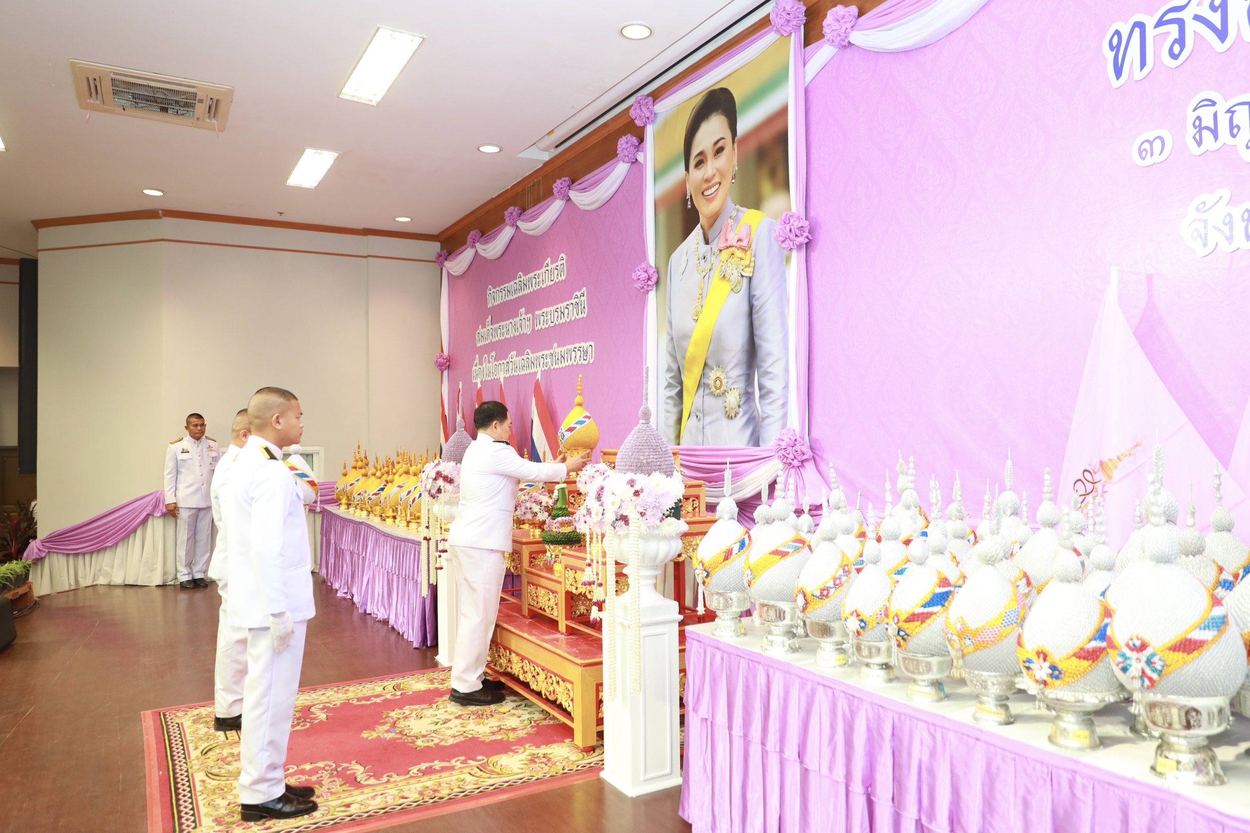 จังหวัดขอนแก่น : จัดพิธีถวายเครื่องราชสักการะและวางพานพุ่ม ถวายพระพรชัยมงคล เนื่องในวันเฉลิมพระชนมพรรษา สมเด็จพระนางเจ้าฯ พระบรมราชินี