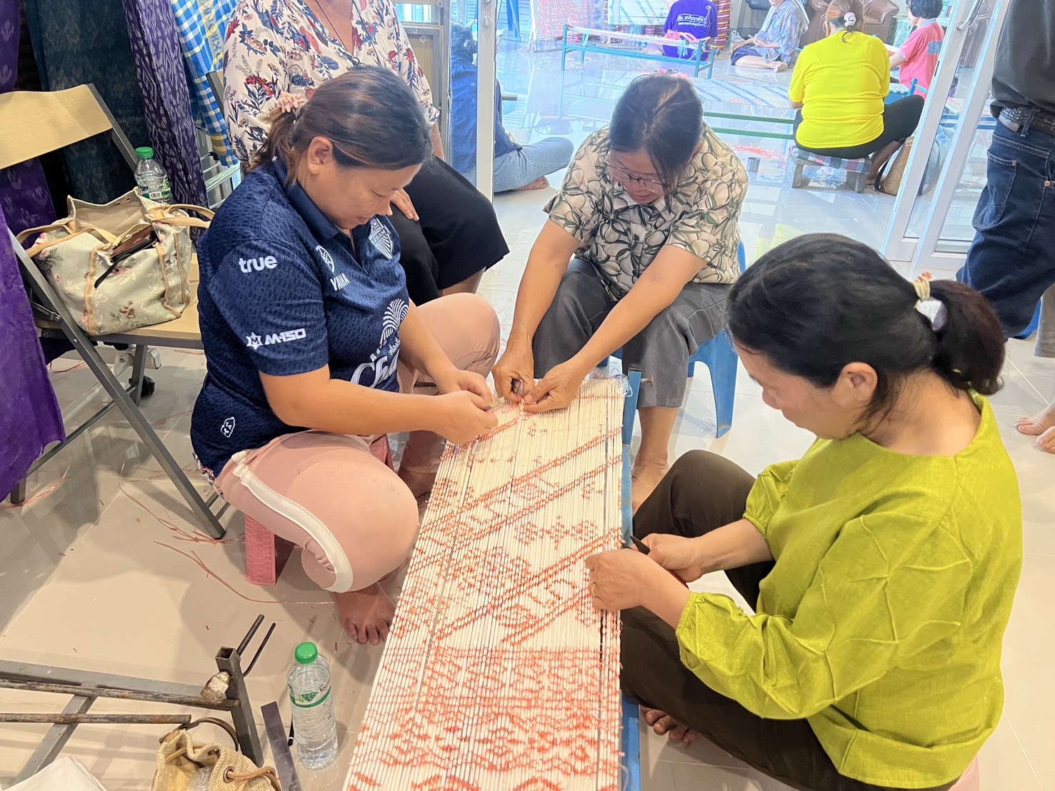 พช.ขอนแก่น : ลงพื้นที่ติดตามและให้กำลังใจกลุ่มทอผ้า ที่เข้าร่วมอบรมโครงการพัฒนาทักษะแรงงานรองรับนโยบาย Soft Power รุ่นที่4 ณ กลุ่มวิสาหกิจชุมชนปลูกหม่อนเลี้ยงไหมบ้านสวนกล้วย ตำบลบ้านเรือ อำเภอภูเวียง จังหวัดขอนแก่น