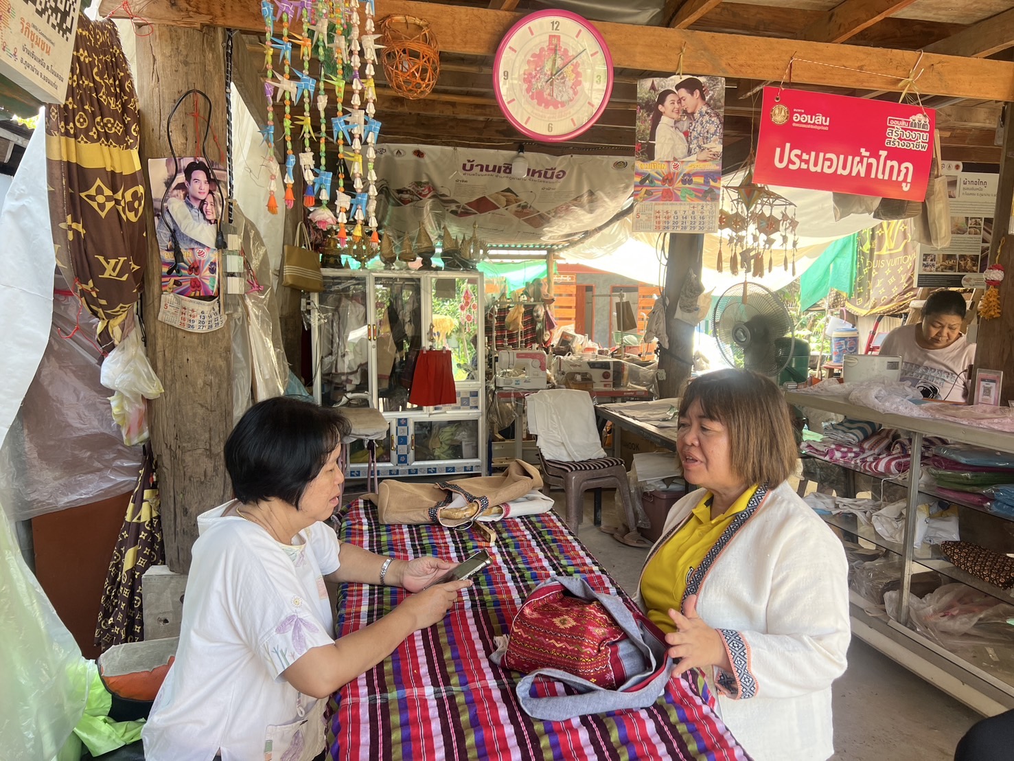 พช.ขอนแก่น : ลงพื้นที่ติดตามเตรียมความพร้อมหมู่บ้านเพื่อถ่ายทำวีดีทัศน์ประชาสัมพันธ์ หมู่บ้าน OTOP นวัตวิถี บ้านเซินเหนือ ตำบลโนนคอม อำเภอภูผาม่าน จังหวัดขอนแก่น