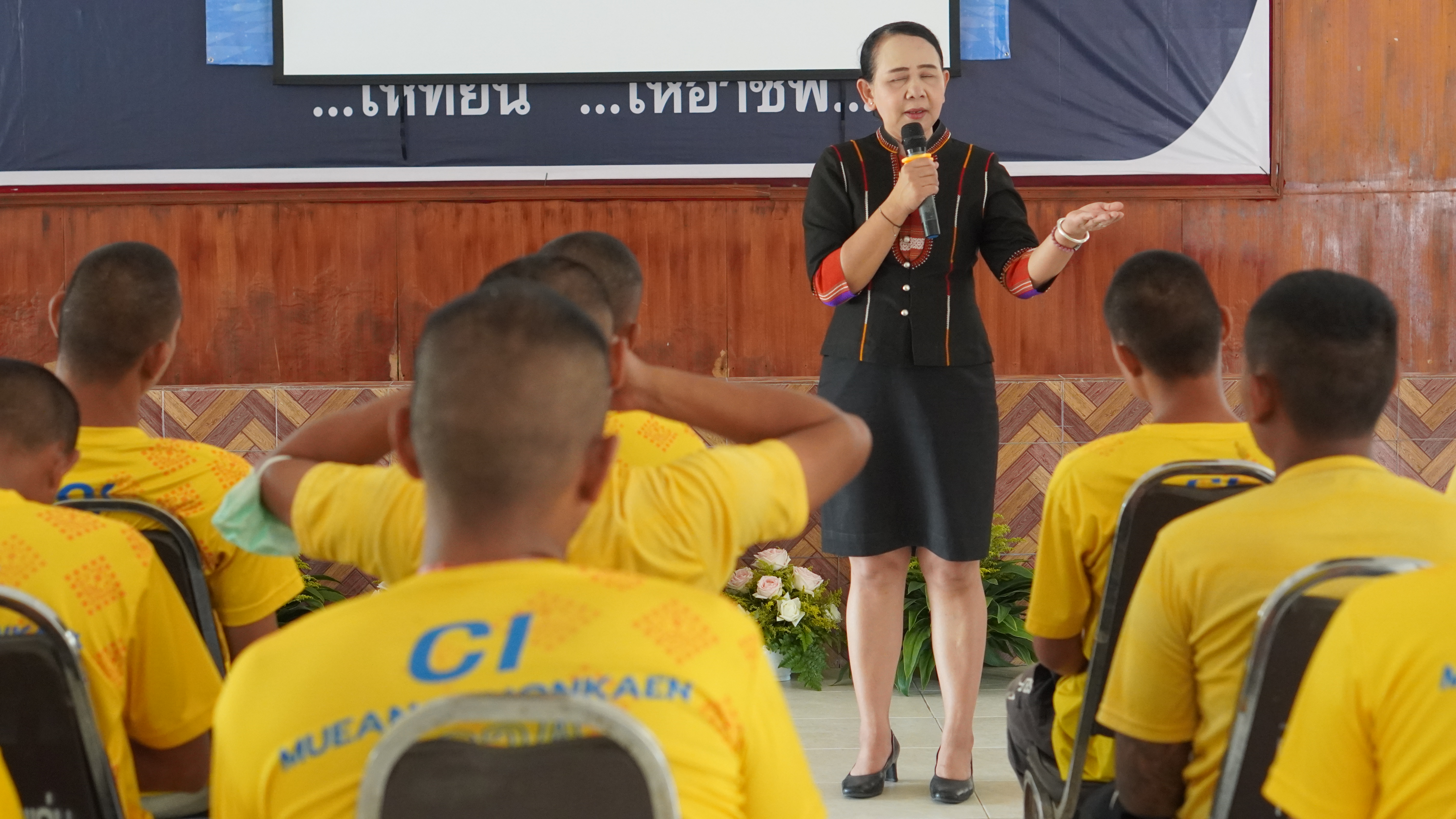 พช.ขอนแก่น : รองผู้ว่าราชการจังหวัดขอนแก่น (นายยุทธพร พิรุณสาร) มอบเกียรติบัตรแก่เยาวชนกลุ่มเสี่ยงและผู้ผ่านการบำบัดยาเสพติดที่สำเร็จการอบรมส่งเสริมสัมมาชีพ สร้างโอกาสใหม่ในการดำเนินชีวิตอย่างมั่นคง ณ ศูนย์พักคอยผู้ผ่านการบำบัดยาเสพติดอำเภอเมืองขอนแก่น (Community Isolation : CI)