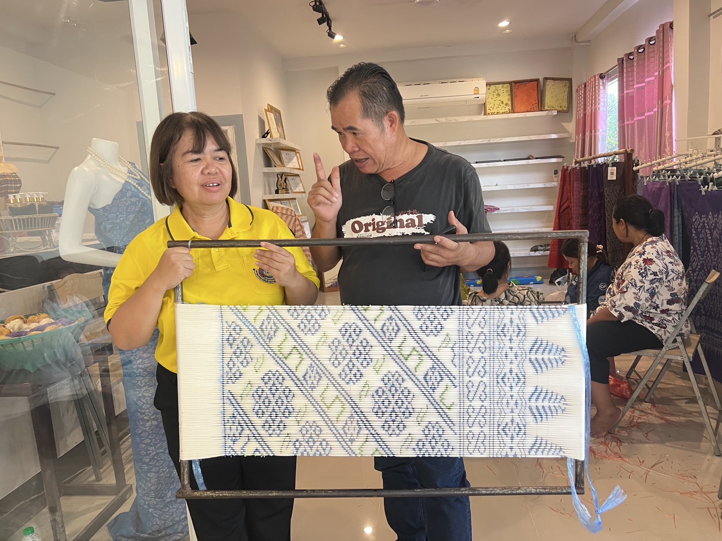 พช.ขอนแก่น : ลงพื้นที่ติดตามและให้กำลังใจกลุ่มทอผ้า ที่เข้าร่วมอบรมโครงการพัฒนาทักษะแรงงานรองรับนโยบาย Soft Power รุ่นที่4 ณ กลุ่มวิสาหกิจชุมชนปลูกหม่อนเลี้ยงไหมบ้านสวนกล้วย ตำบลบ้านเรือ อำเภอภูเวียง จังหวัดขอนแก่น