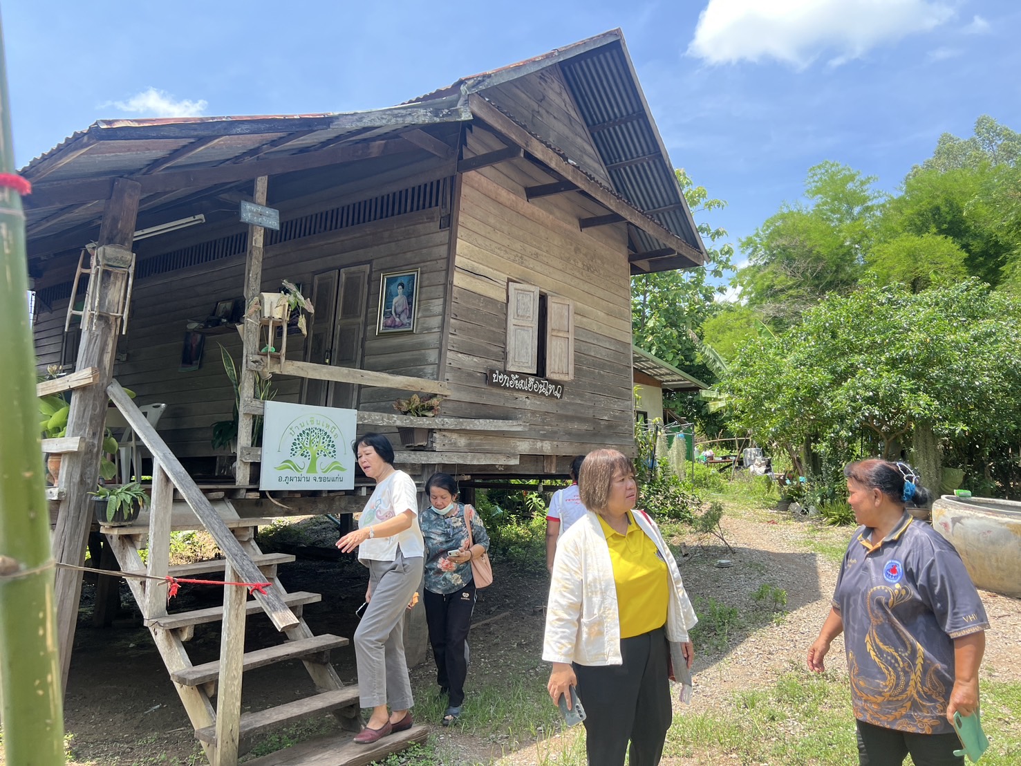 พช.ขอนแก่น : ลงพื้นที่ติดตามเตรียมความพร้อมหมู่บ้านเพื่อถ่ายทำวีดีทัศน์ประชาสัมพันธ์ หมู่บ้าน OTOP นวัตวิถี บ้านเซินเหนือ ตำบลโนนคอม อำเภอภูผาม่าน จังหวัดขอนแก่น