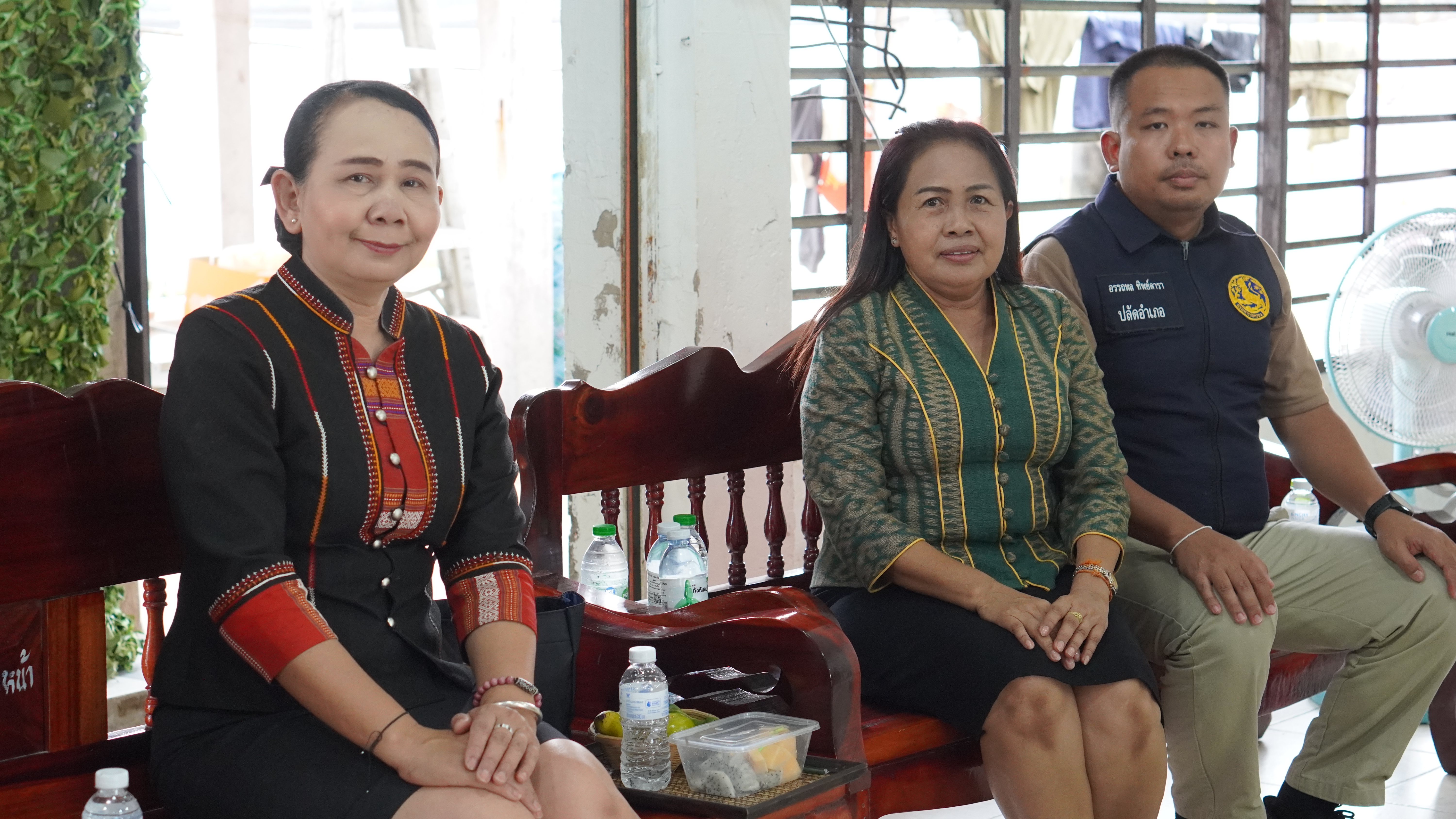 พช.ขอนแก่น : รองผู้ว่าราชการจังหวัดขอนแก่น (นายยุทธพร พิรุณสาร) มอบเกียรติบัตรแก่เยาวชนกลุ่มเสี่ยงและผู้ผ่านการบำบัดยาเสพติดที่สำเร็จการอบรมส่งเสริมสัมมาชีพ สร้างโอกาสใหม่ในการดำเนินชีวิตอย่างมั่นคง ณ ศูนย์พักคอยผู้ผ่านการบำบัดยาเสพติดอำเภอเมืองขอนแก่น (Community Isolation : CI)