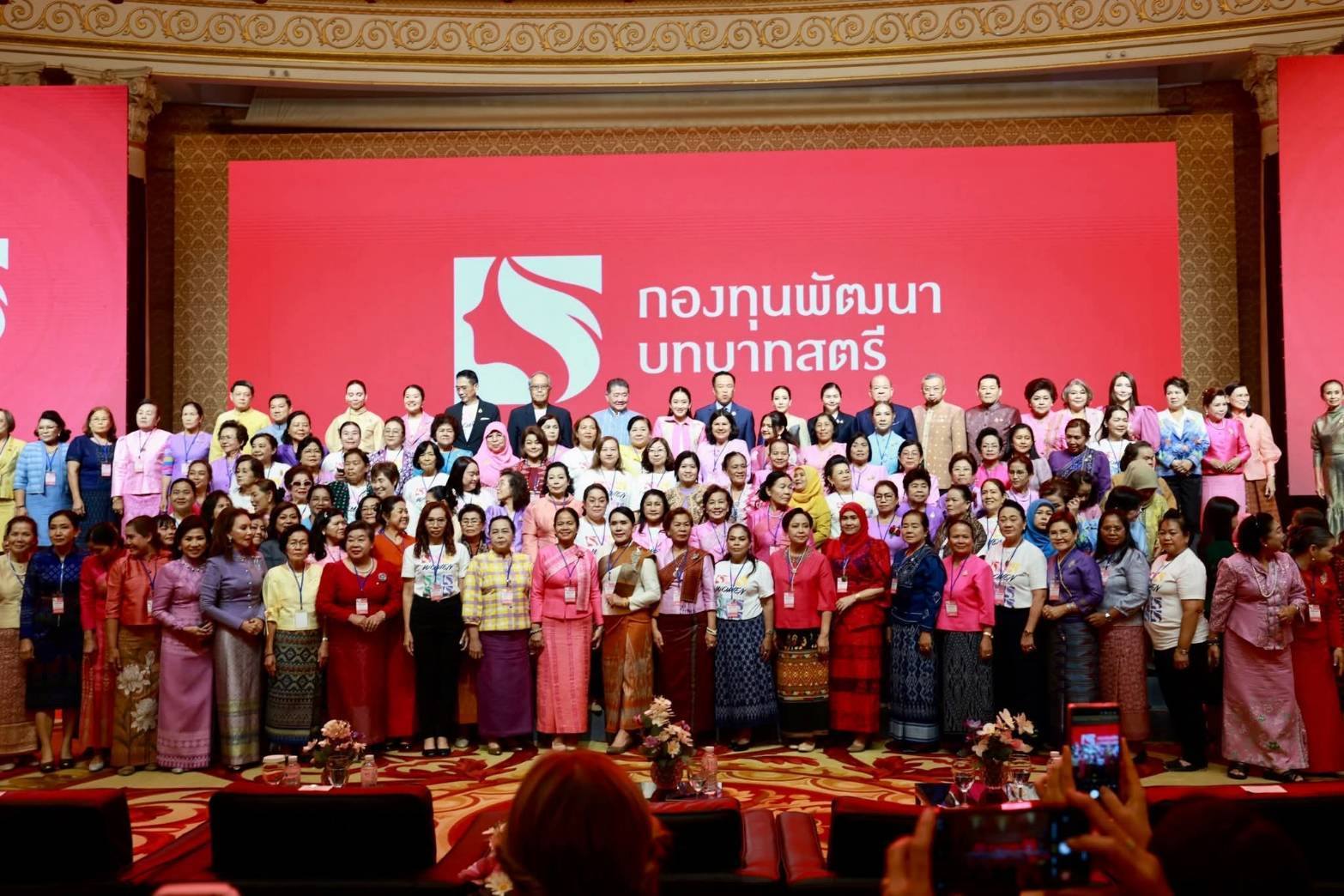 จังหวัดขอนแก่น : ร่วมโครงการพลังสตรีฯ ย้ำสตรีกำลังสำคัญพัฒนาประเทศ จงภูมิใจในตัวเอง – ยืนยันสานต่อกองทุนสตรีพร้อมยกระดับให้แข็งแกร่ง เดินหน้าพลิกโฉมกองทุนฯ ฝึกทักษะสร้างแบรนด์-ออนไลน์-AI ให้สตรี