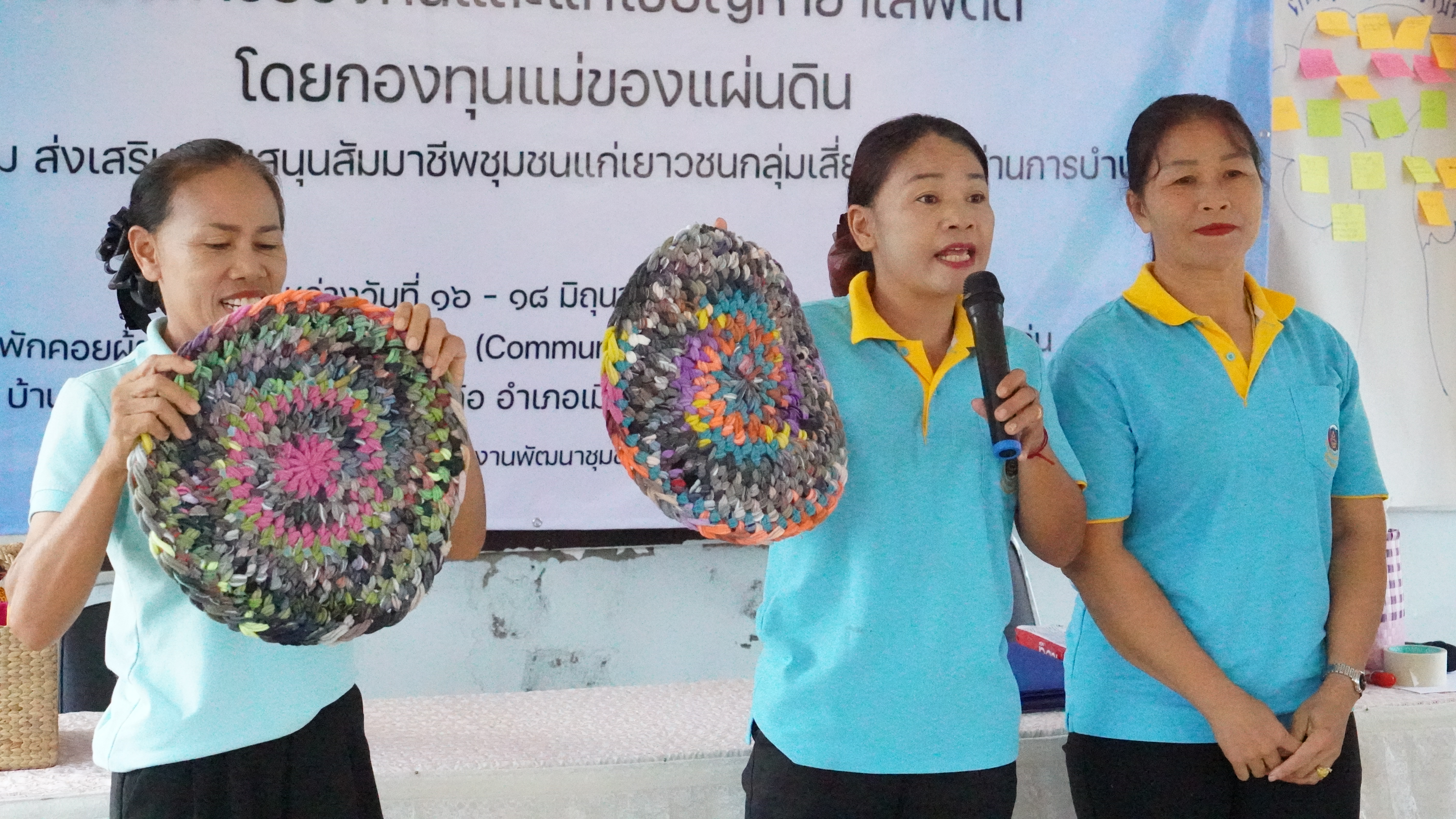 พช.ขอนแก่น : รองผู้ว่าราชการจังหวัดขอนแก่น (นายยุทธพร พิรุณสาร) มอบเกียรติบัตรแก่เยาวชนกลุ่มเสี่ยงและผู้ผ่านการบำบัดยาเสพติดที่สำเร็จการอบรมส่งเสริมสัมมาชีพ สร้างโอกาสใหม่ในการดำเนินชีวิตอย่างมั่นคง ณ ศูนย์พักคอยผู้ผ่านการบำบัดยาเสพติดอำเภอเมืองขอนแก่น (Community Isolation : CI)