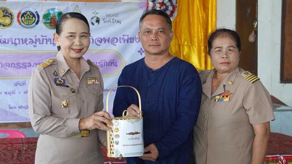 จังหวัดขอนแก่น : ดำเนินโครงการพัฒนาหมู่บ้านเศรษฐกิจพอเพียง กิจกรรม “ทางนี้มีผล ผู้คนรักกัน” ในพื้นที่ อำเภอน้ำพอง