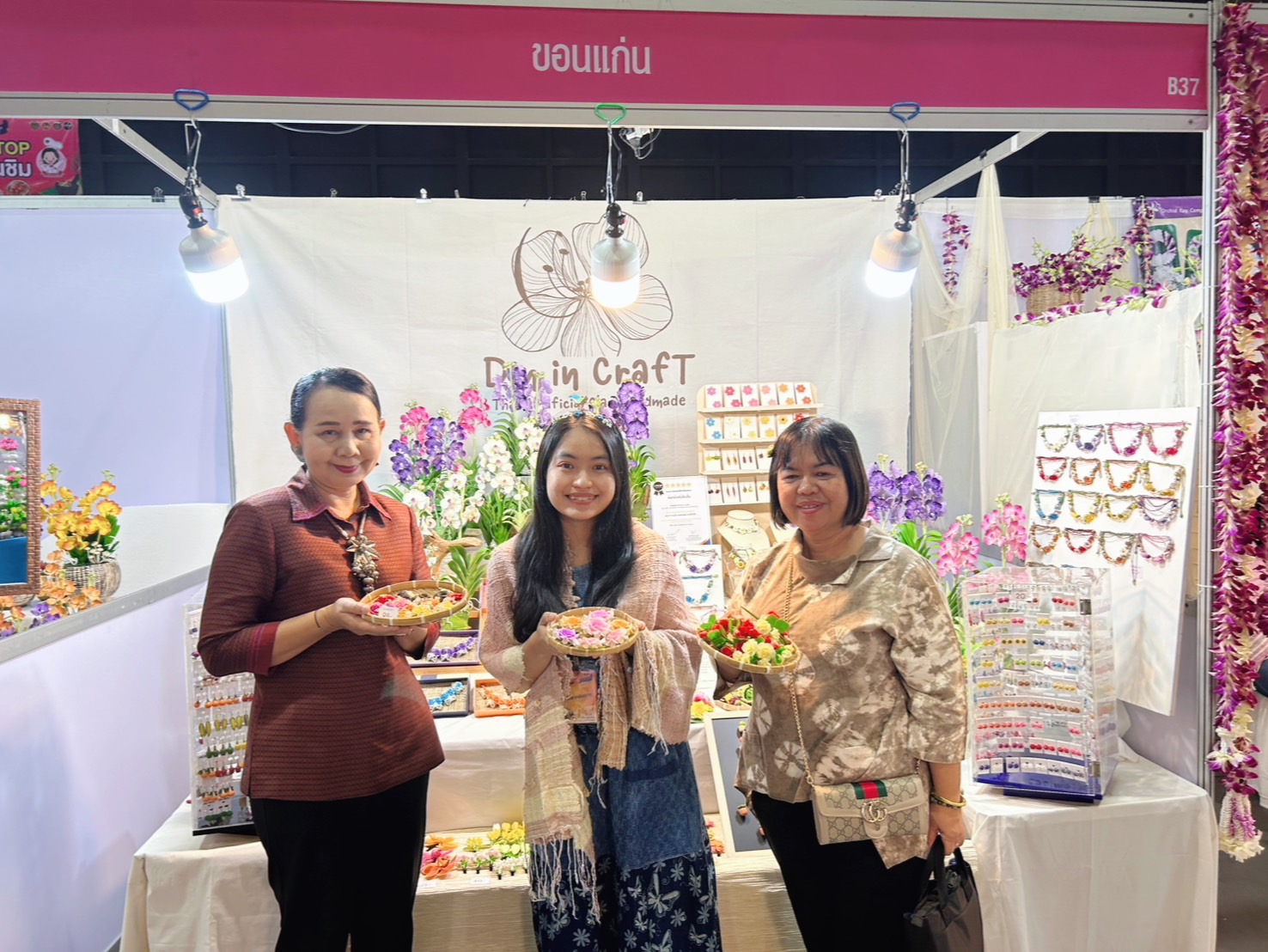 จังหวัดขอนแก่น : นำทัพผู้ผลิต ผู้ประกอบการ OTOP กว่า 48 ราย เข้าร่วมแสดงและจำหน่ายสินค้า ในงาน OTOP Midyear 2025 ภายใต้แนวคิด “OTOP ทันโลก ทันสมัย เศรษฐกิจไทยยั่งยืน” ณ อาคารชาเลนเจอร์ 1-3 ศูนย์แสดงสินค้าและการประชุม อิมแพ็ค เมืองทองธานี อำเภอปากเกร็ด จังหวัดนนทบุรี (10 มิถุนายน 2568)