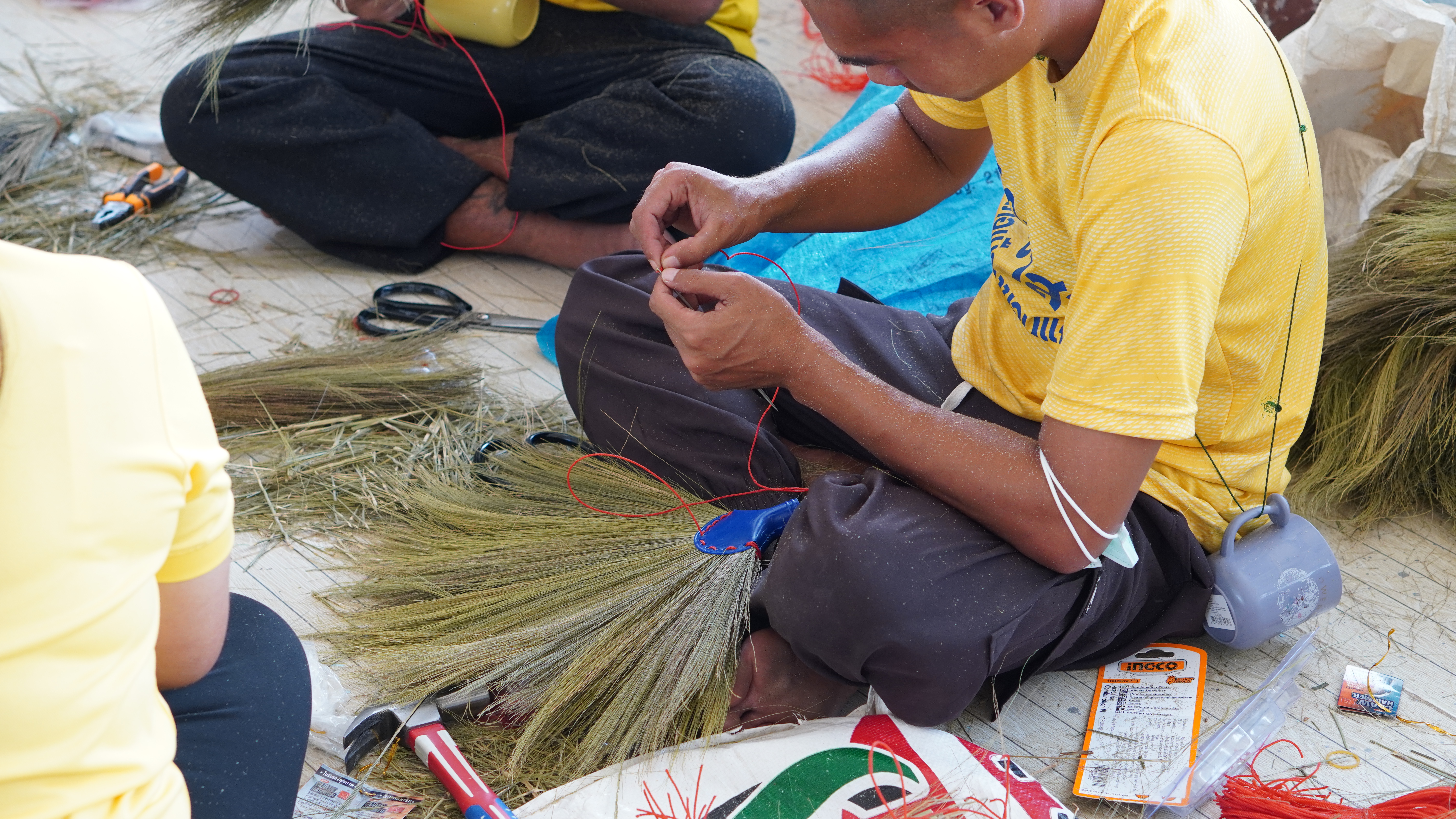 พช.ขอนแก่น : ผู้ตรวจราชการกระทรวงมหาดไทย (นายศรัณย์ศักด์ ศรีเครือเนตร) เข้าเยี่ยมชมและให้กำลังใจ ผู้เข้าร่วมอบรมในโครงการป้องกันและแก้ไขปัญหายาเสพติด โดยกองทุมนแม่ของแผ่นดิน กิจกรรม ส่งเสริมสนับสนุนสัมมาชีพชุมชนแก่เยาวชนกลุ่มเสี่ยงหรือผู้ผ่านการบำบัด (วันที่2) ณ ศูนย์พักคอยผู้ผ่านการบำบัดยาเสพติดอำเภอเมืองขอนแก่น (Community Isolation : CI)