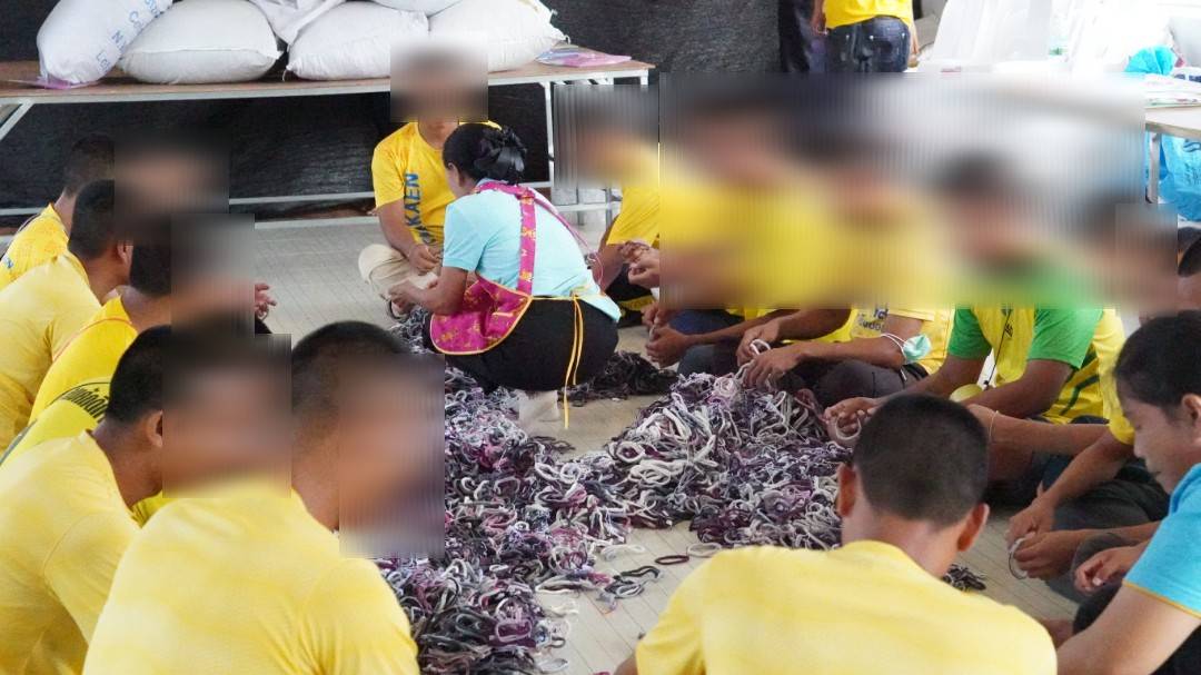พช.ขอนแก่น : รองผู้ว่าราชการจังหวัดขอนแก่น (นายยุทธพร พิรุณสาร) มอบเกียรติบัตรแก่เยาวชนกลุ่มเสี่ยงและผู้ผ่านการบำบัดยาเสพติดที่สำเร็จการอบรมส่งเสริมสัมมาชีพ สร้างโอกาสใหม่ในการดำเนินชีวิตอย่างมั่นคง ณ ศูนย์พักคอยผู้ผ่านการบำบัดยาเสพติดอำเภอเมืองขอนแก่น (Community Isolation : CI)