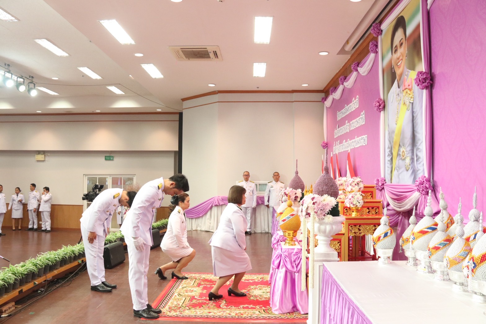 จังหวัดขอนแก่น : จัดพิธีถวายเครื่องราชสักการะและวางพานพุ่ม ถวายพระพรชัยมงคล เนื่องในวันเฉลิมพระชนมพรรษา สมเด็จพระนางเจ้าฯ พระบรมราชินี