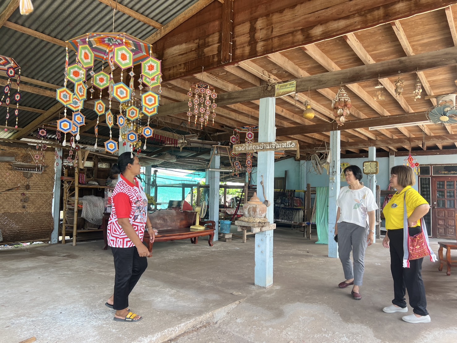 พช.ขอนแก่น : ลงพื้นที่ติดตามเตรียมความพร้อมหมู่บ้านเพื่อถ่ายทำวีดีทัศน์ประชาสัมพันธ์ หมู่บ้าน OTOP นวัตวิถี บ้านเซินเหนือ ตำบลโนนคอม อำเภอภูผาม่าน จังหวัดขอนแก่น