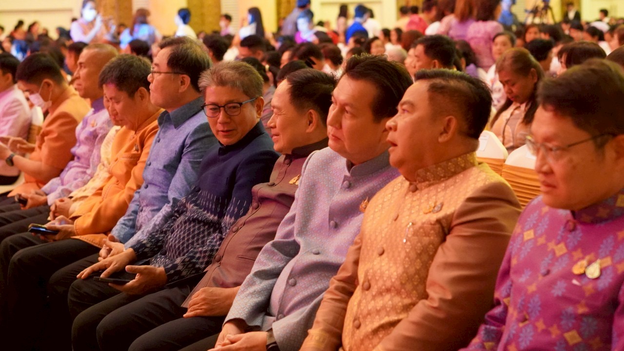 จังหวัดขอนแก่น : ร่วมโครงการพลังสตรีฯ ย้ำสตรีกำลังสำคัญพัฒนาประเทศ จงภูมิใจในตัวเอง – ยืนยันสานต่อกองทุนสตรีพร้อมยกระดับให้แข็งแกร่ง เดินหน้าพลิกโฉมกองทุนฯ ฝึกทักษะสร้างแบรนด์-ออนไลน์-AI ให้สตรี