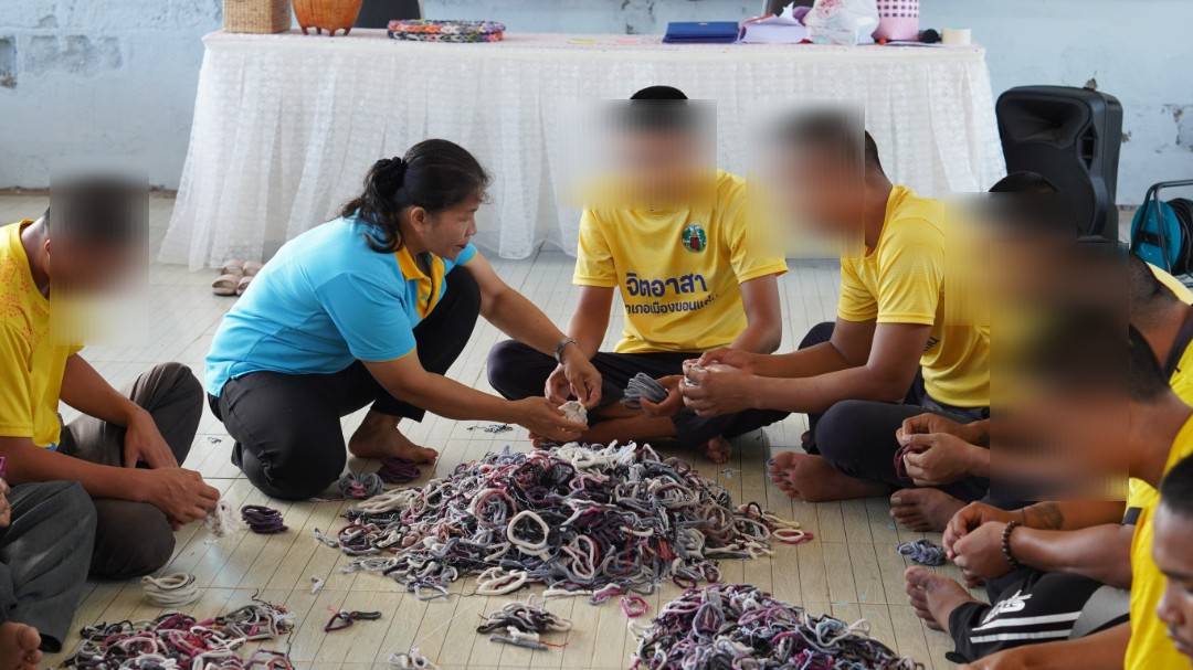 พช.ขอนแก่น : รองผู้ว่าราชการจังหวัดขอนแก่น (นายยุทธพร พิรุณสาร) มอบเกียรติบัตรแก่เยาวชนกลุ่มเสี่ยงและผู้ผ่านการบำบัดยาเสพติดที่สำเร็จการอบรมส่งเสริมสัมมาชีพ สร้างโอกาสใหม่ในการดำเนินชีวิตอย่างมั่นคง ณ ศูนย์พักคอยผู้ผ่านการบำบัดยาเสพติดอำเภอเมืองขอนแก่น (Community Isolation : CI)