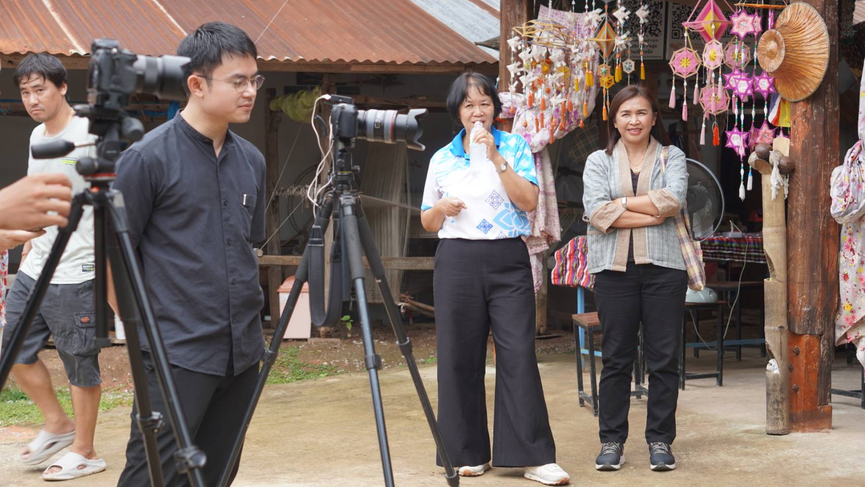 พช.ขอนแก่น ลงพื้นที่ร่วมถ่ายทำวีดิทัศน์ประชาสัมพันธ์ ชุมชนท่องเที่ยว OTOP นวัตวิถี บ้านเซินเหนือ ถ่ายทอดเสน่ห์แห่งวัฒนธรรม วิถีชีวิต (วันที่2)