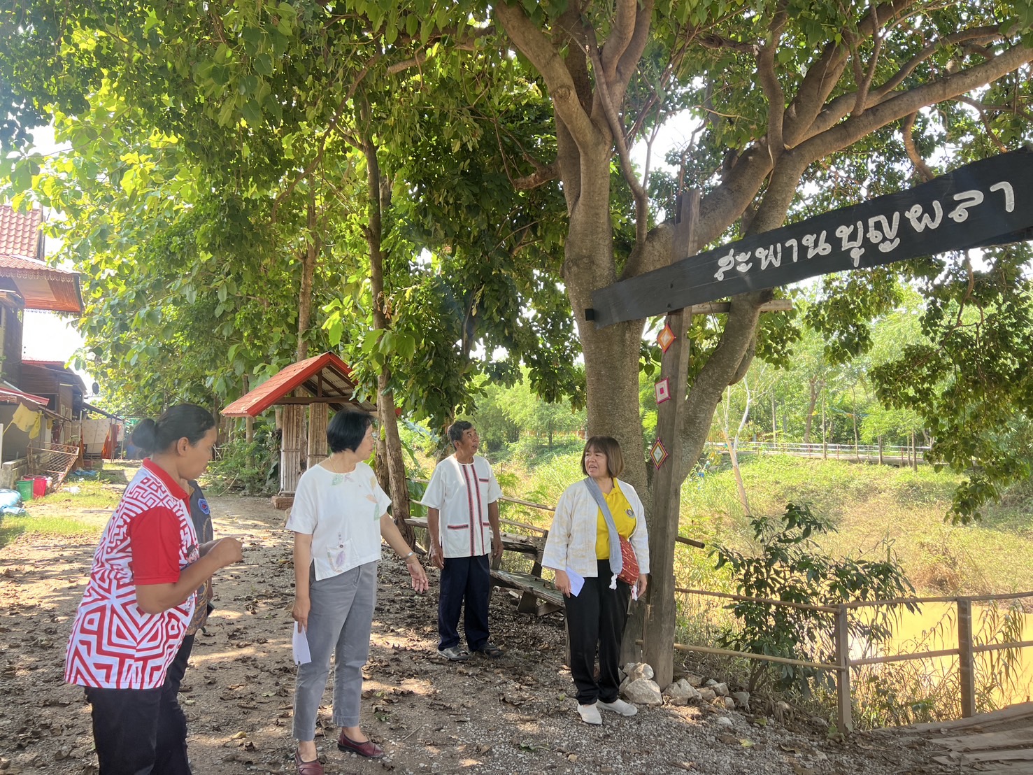 พช.ขอนแก่น : ลงพื้นที่ติดตามเตรียมความพร้อมหมู่บ้านเพื่อถ่ายทำวีดีทัศน์ประชาสัมพันธ์ หมู่บ้าน OTOP นวัตวิถี บ้านเซินเหนือ ตำบลโนนคอม อำเภอภูผาม่าน จังหวัดขอนแก่น