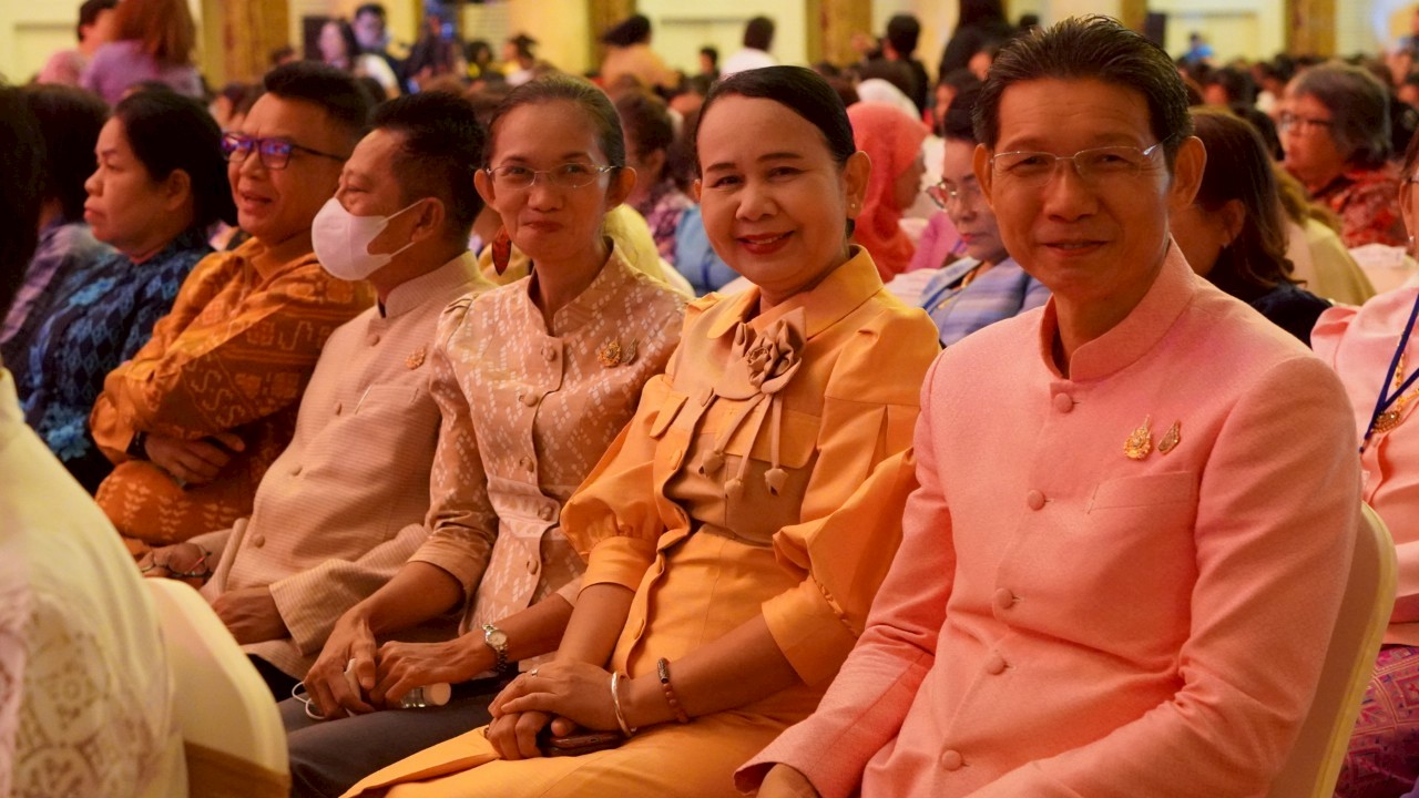 จังหวัดขอนแก่น : ร่วมโครงการพลังสตรีฯ ย้ำสตรีกำลังสำคัญพัฒนาประเทศ จงภูมิใจในตัวเอง – ยืนยันสานต่อกองทุนสตรีพร้อมยกระดับให้แข็งแกร่ง เดินหน้าพลิกโฉมกองทุนฯ ฝึกทักษะสร้างแบรนด์-ออนไลน์-AI ให้สตรี