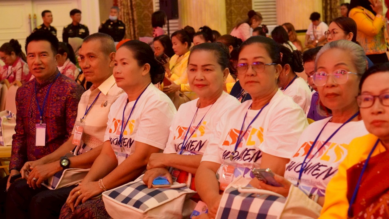 จังหวัดขอนแก่น : ร่วมโครงการพลังสตรีฯ ย้ำสตรีกำลังสำคัญพัฒนาประเทศ จงภูมิใจในตัวเอง – ยืนยันสานต่อกองทุนสตรีพร้อมยกระดับให้แข็งแกร่ง เดินหน้าพลิกโฉมกองทุนฯ ฝึกทักษะสร้างแบรนด์-ออนไลน์-AI ให้สตรี