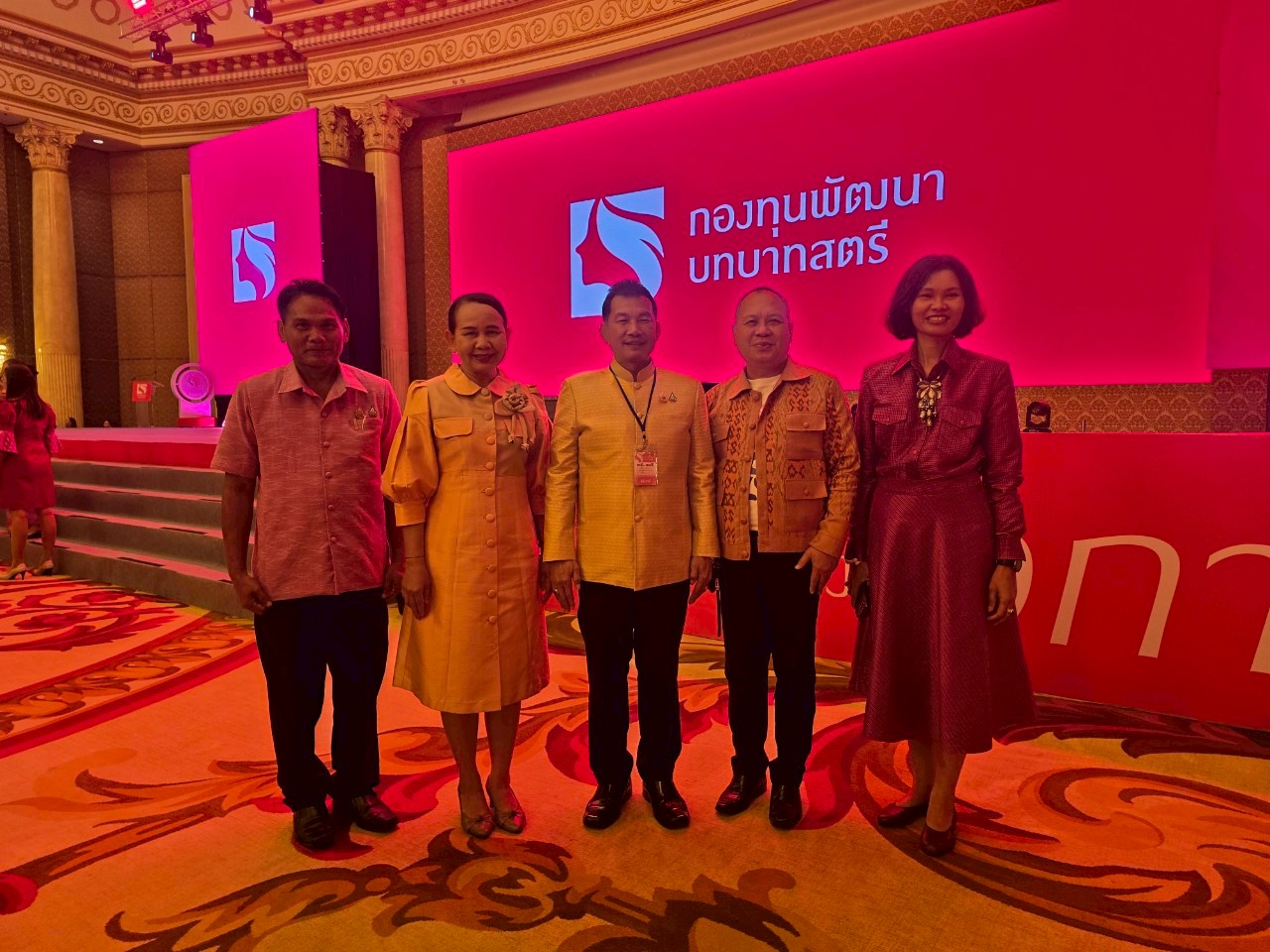 จังหวัดขอนแก่น : ร่วมโครงการพลังสตรีฯ ย้ำสตรีกำลังสำคัญพัฒนาประเทศ จงภูมิใจในตัวเอง – ยืนยันสานต่อกองทุนสตรีพร้อมยกระดับให้แข็งแกร่ง เดินหน้าพลิกโฉมกองทุนฯ ฝึกทักษะสร้างแบรนด์-ออนไลน์-AI ให้สตรี