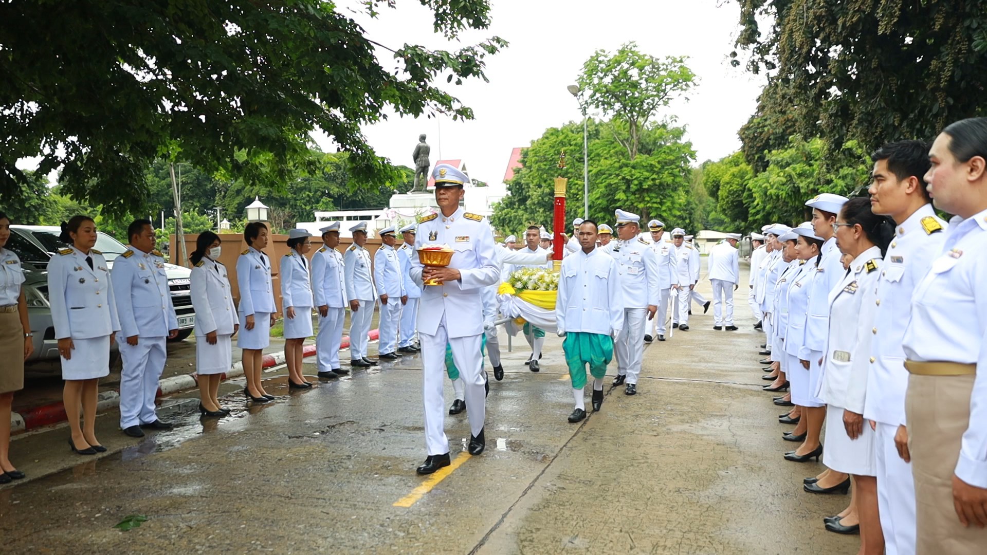จังหวัดขอนแก่น : จัดพิธีเชิญเทียนพรรษาและผ้าอาบน้ำฝนพระราชทาน จากศาลากลางจังหวัด มาประดิษฐานยังวัดธาตุ พระอารามหลวง เพื่อถวายเป็นพุทธบูชาเนื่องในเทศกาลเข้าพรรษา